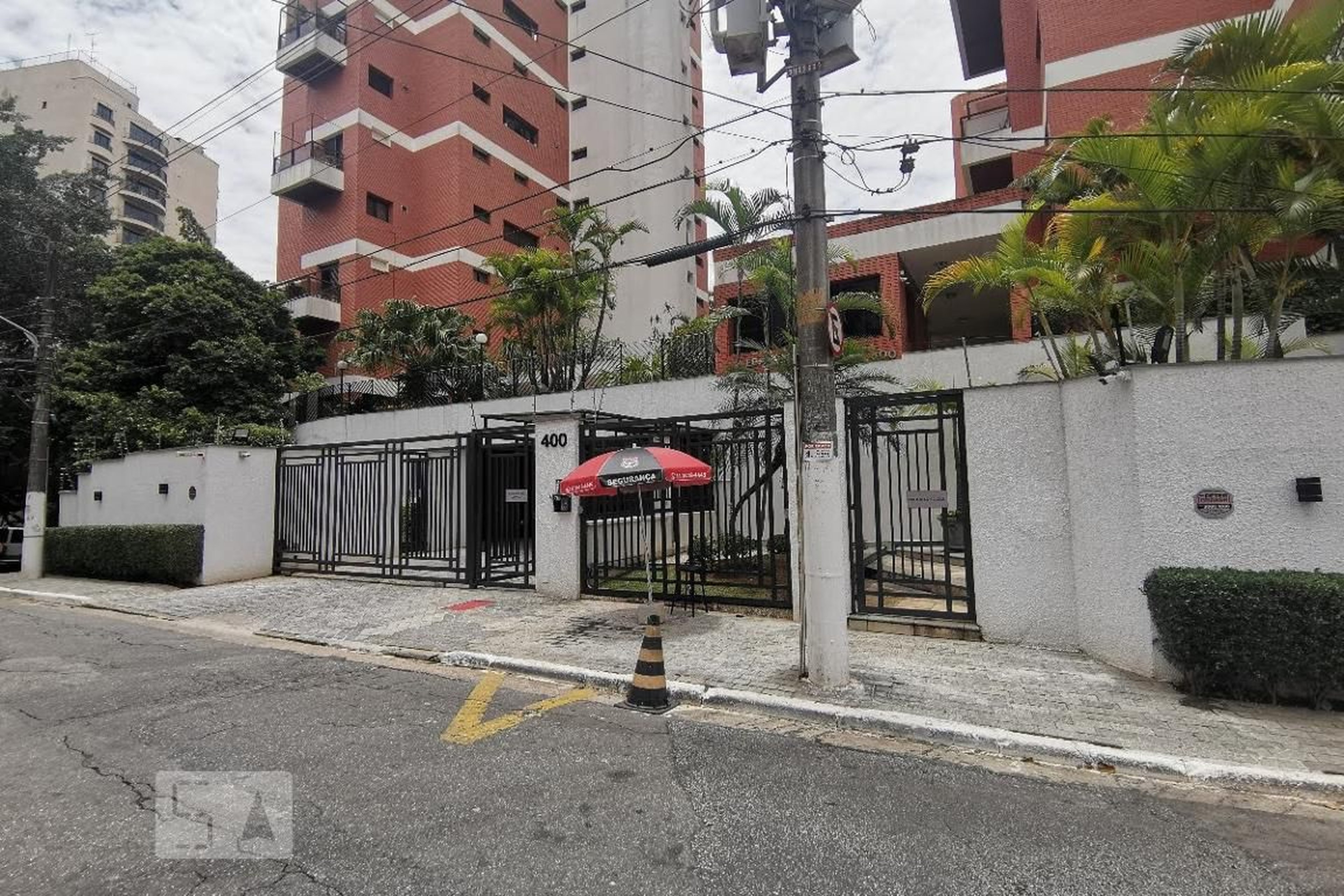 Fachada do Condomínio Condomínio Queen Elizabeth