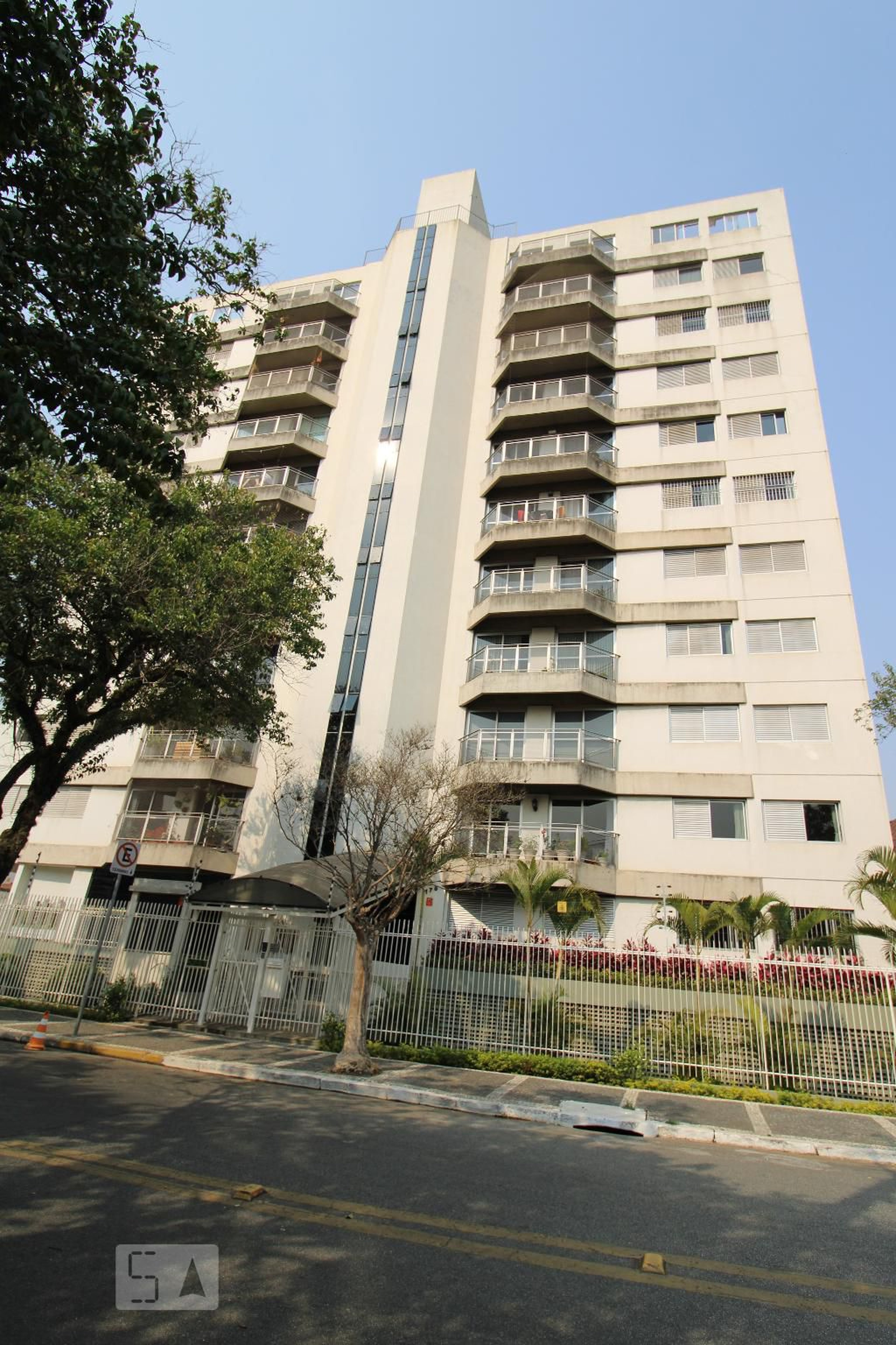 Fachada do prédio Condomínio Iranel