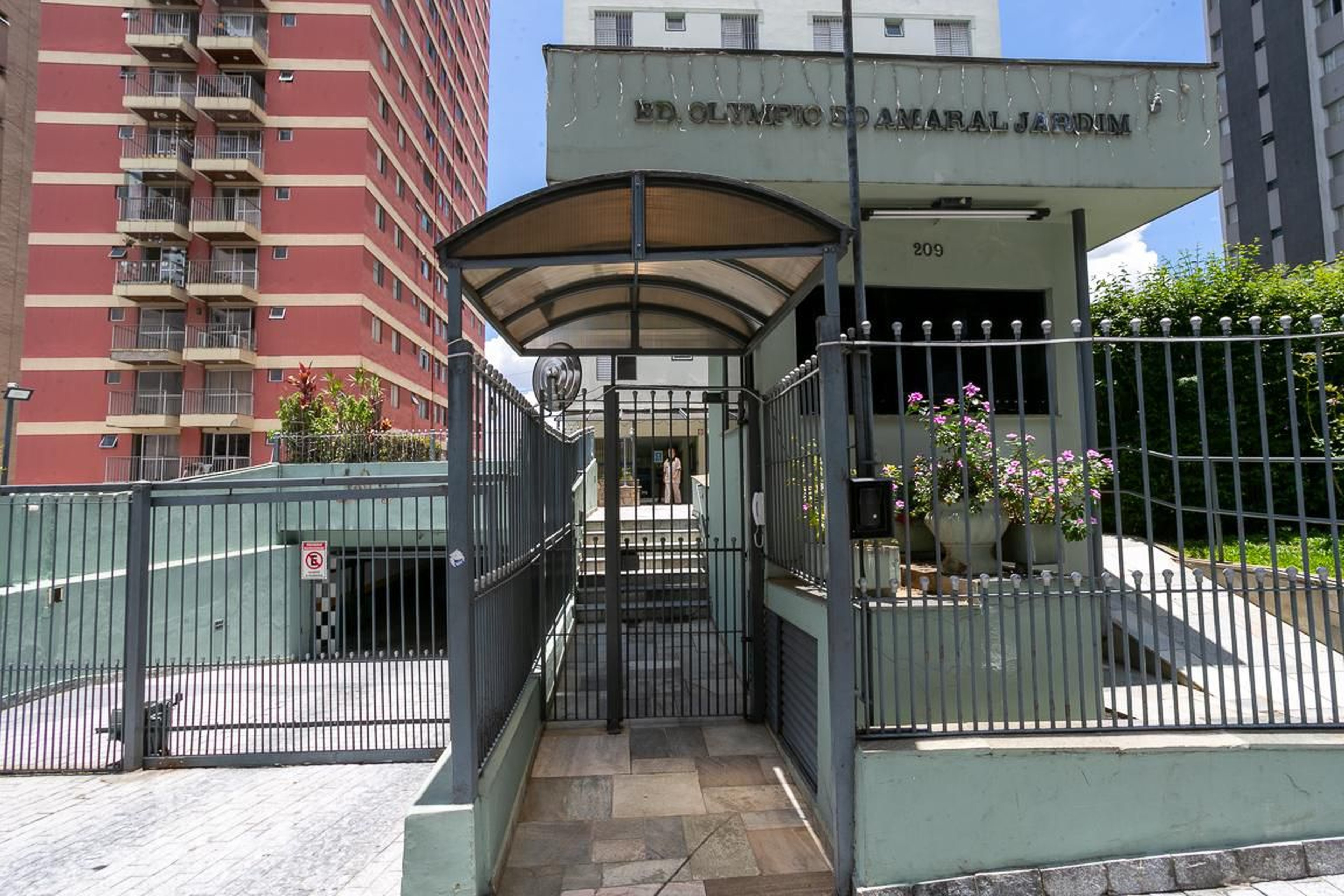 Fachada do Condomínio Condomínio Olympio do Amaral Jardim