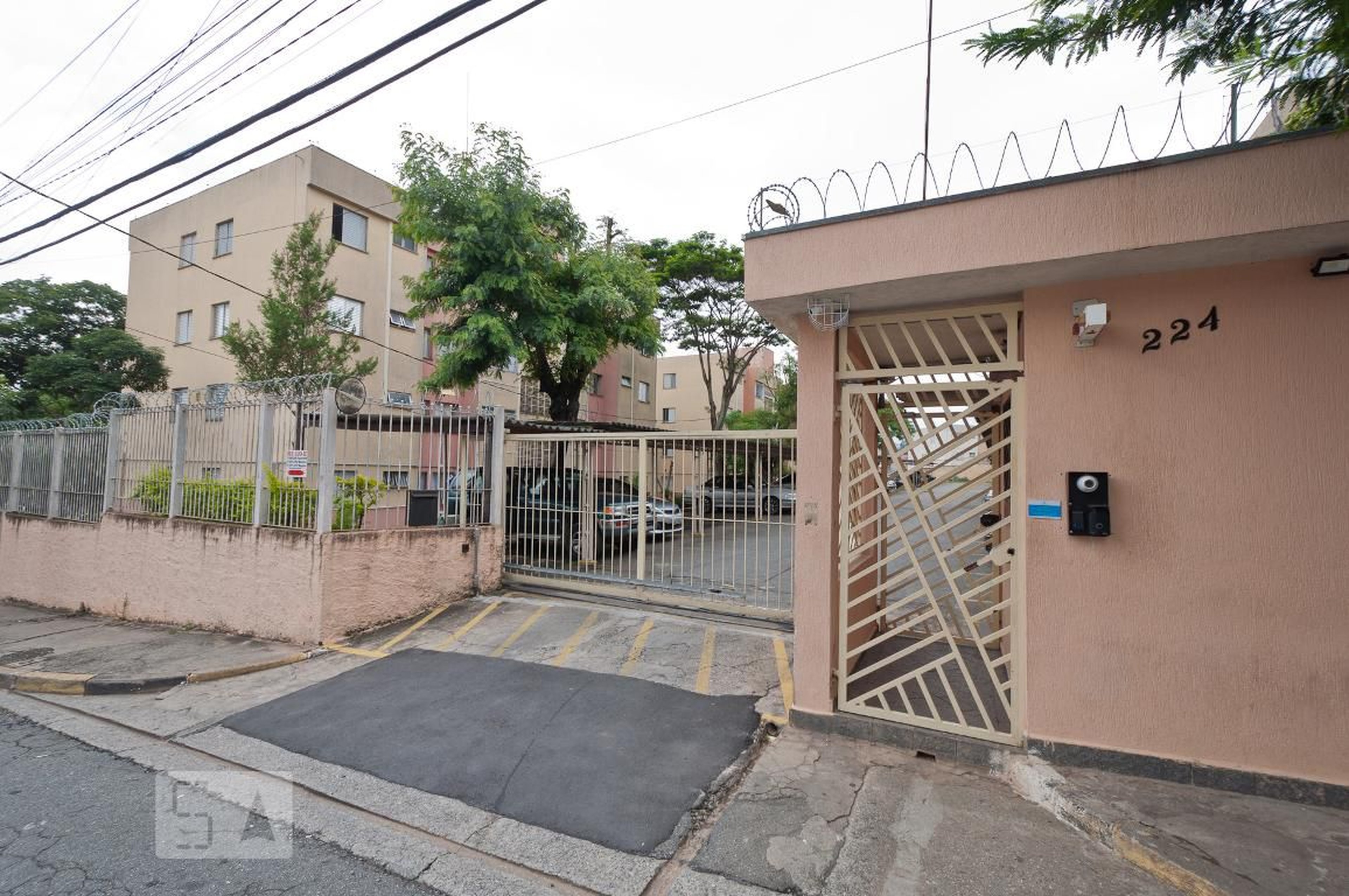 Fachada do Condomínio Condomínio em Rua Ribeira do Pombal, 224