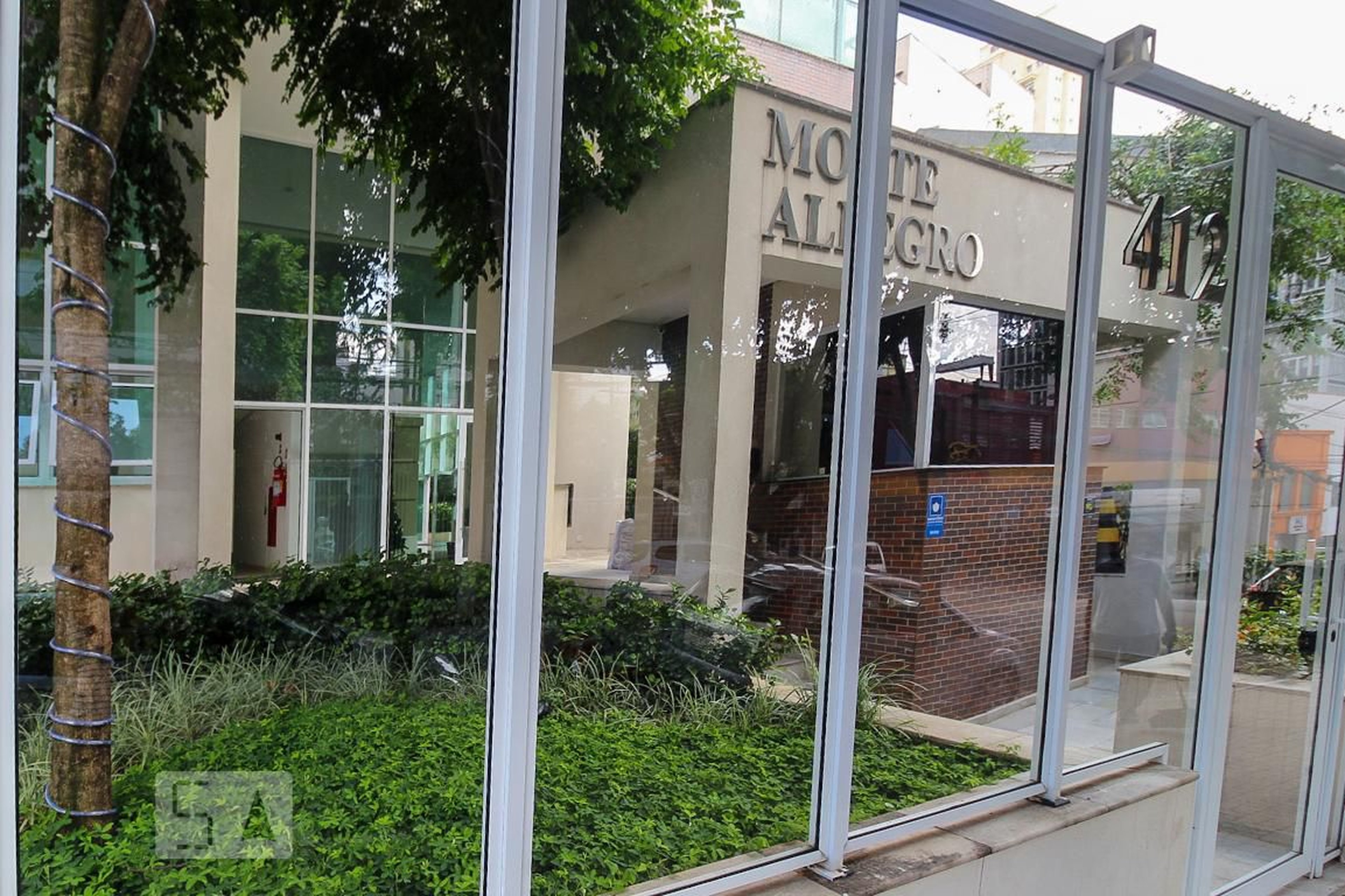 Fachada Condomínio em Rua Monte Alegre, 421