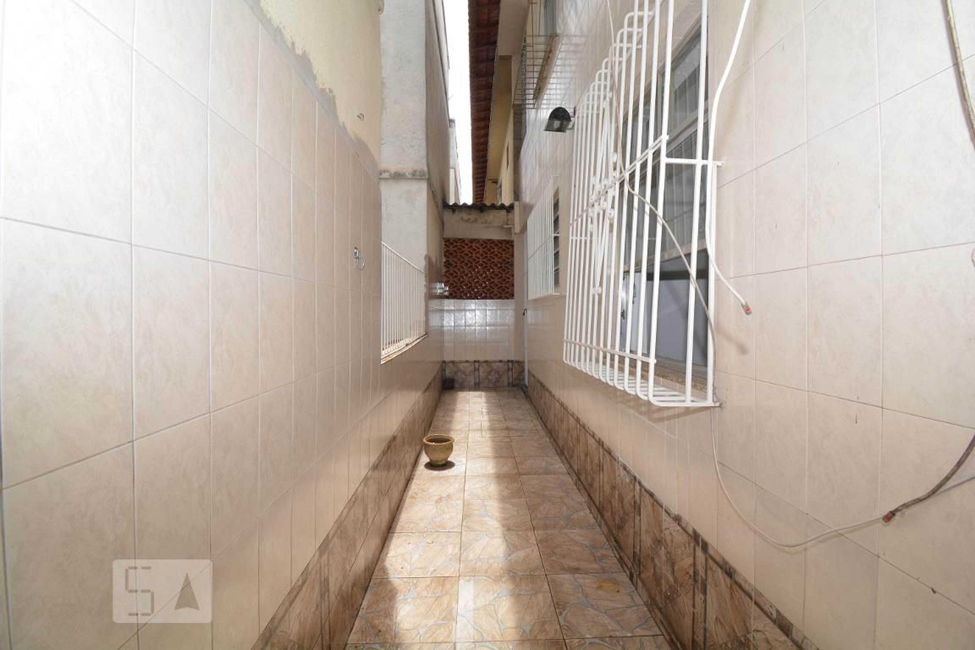 Entrada Condomínio em Rua Almirante Calheiros da Graça, 65