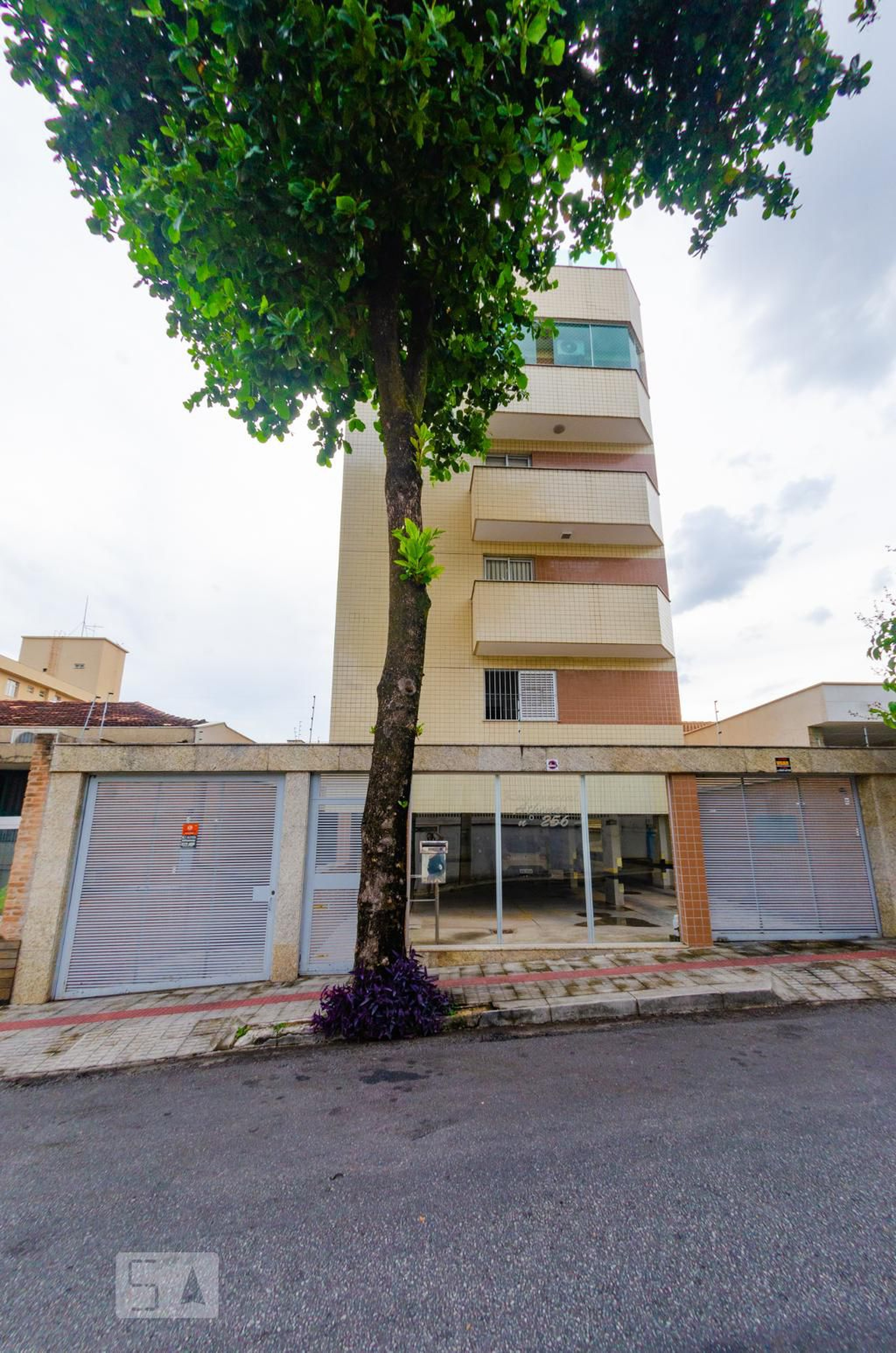 Fachada Condomínio em Rua Atenas, 256