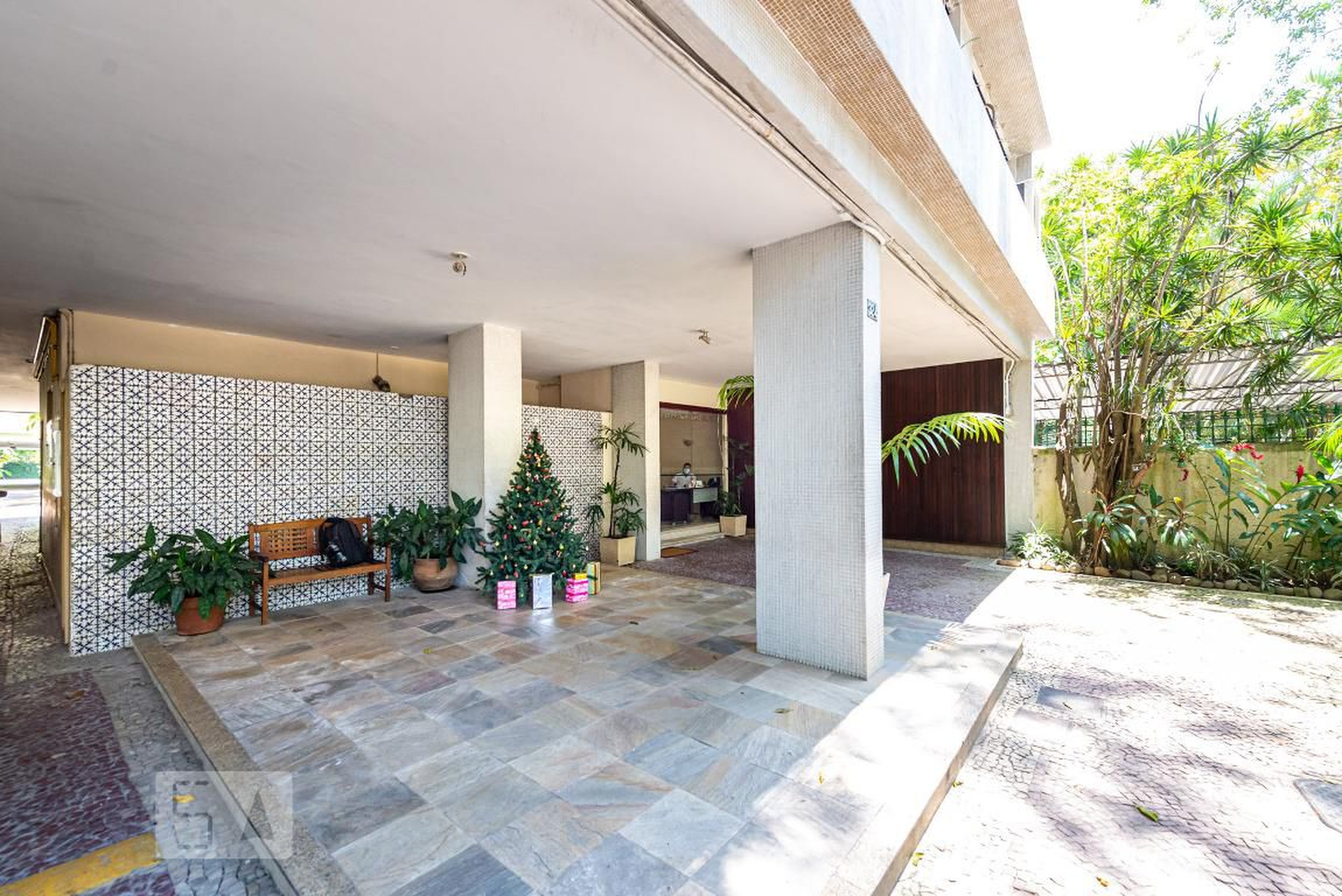 Fachada Condomínio em Rua Marquês de São Vicente, 324