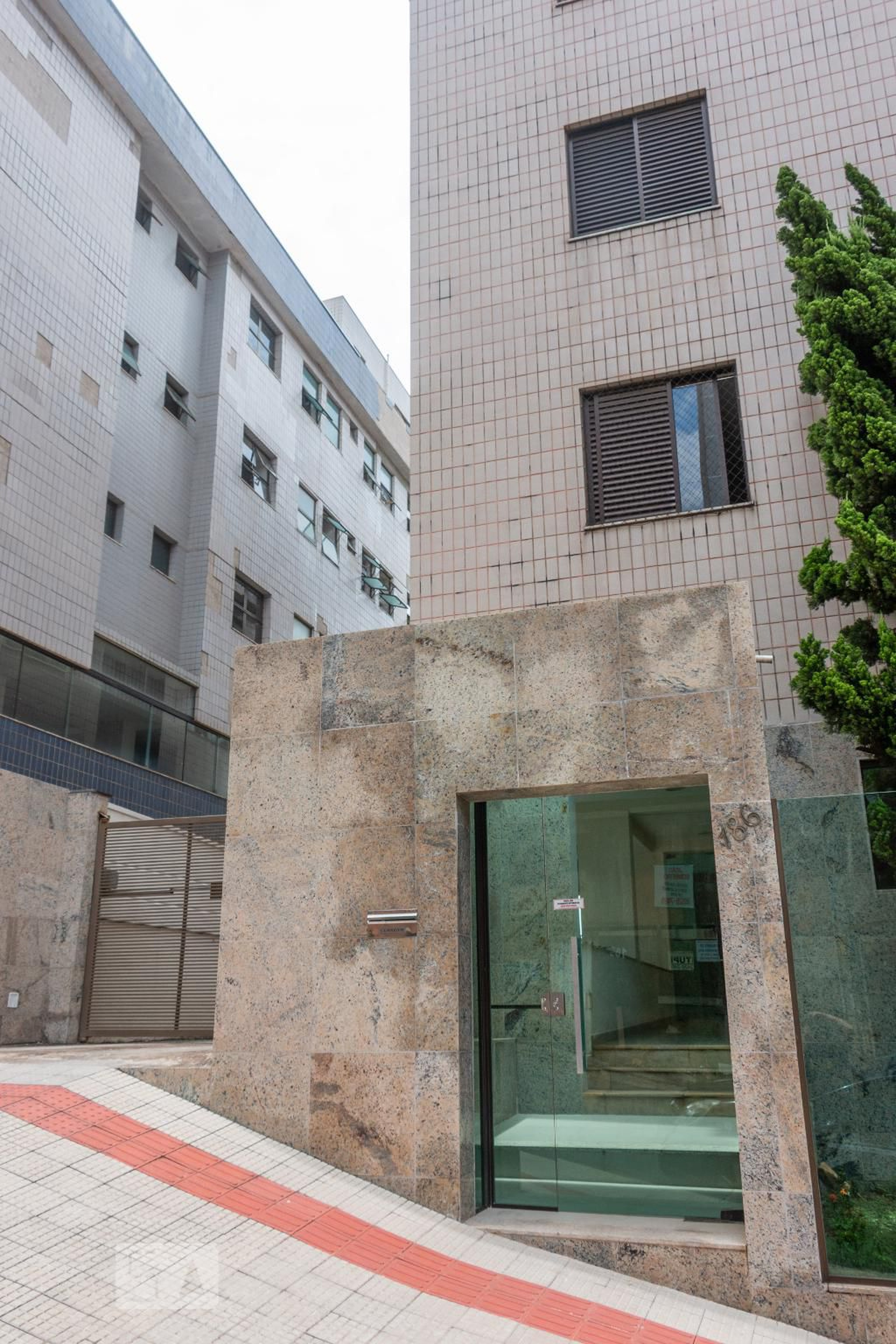 Fachada Condomínio em Rua Professor Miguel de Souza, 186