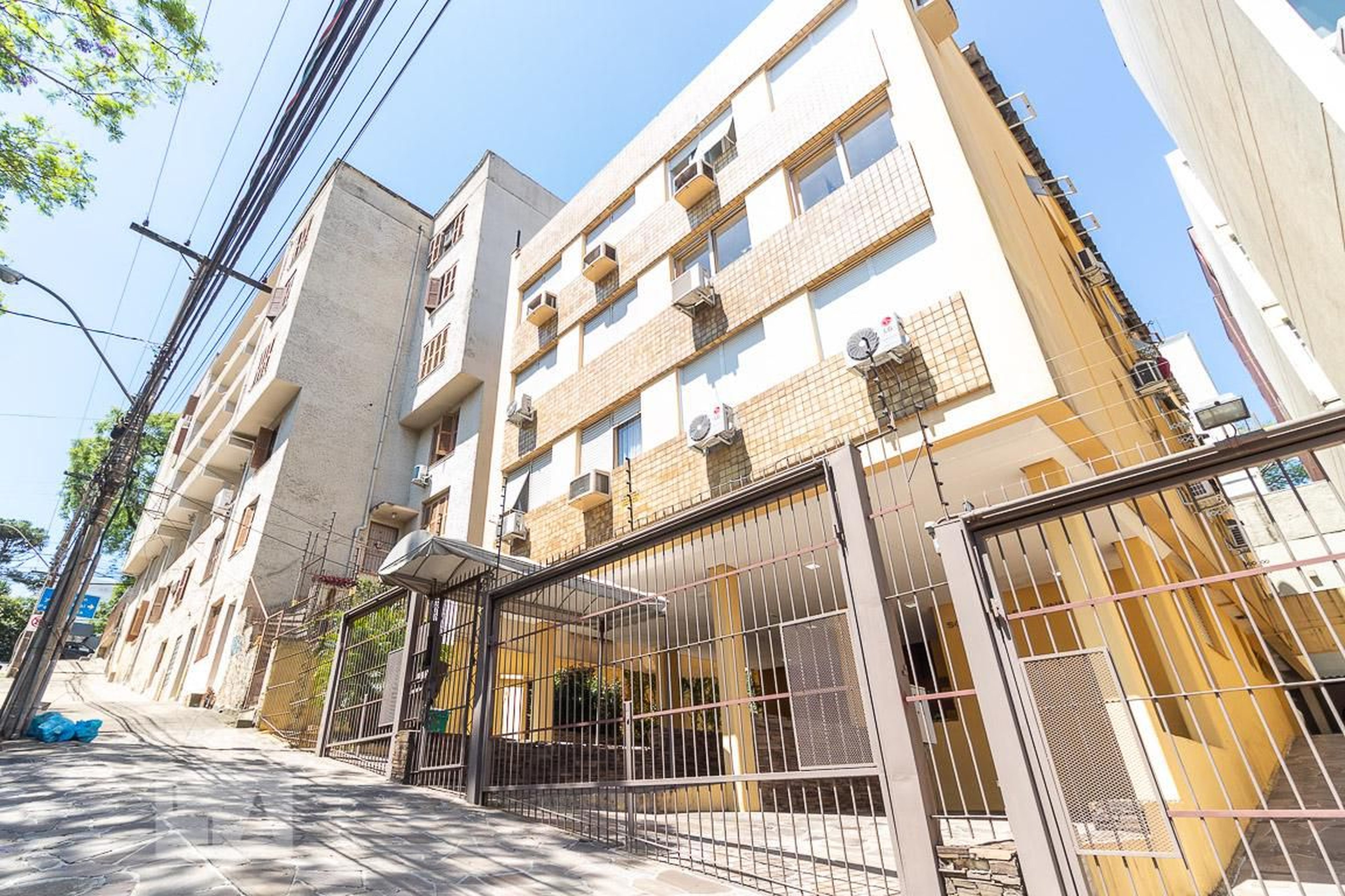 Fachada Condomínio em Rua Comendador Rheingantz, 42