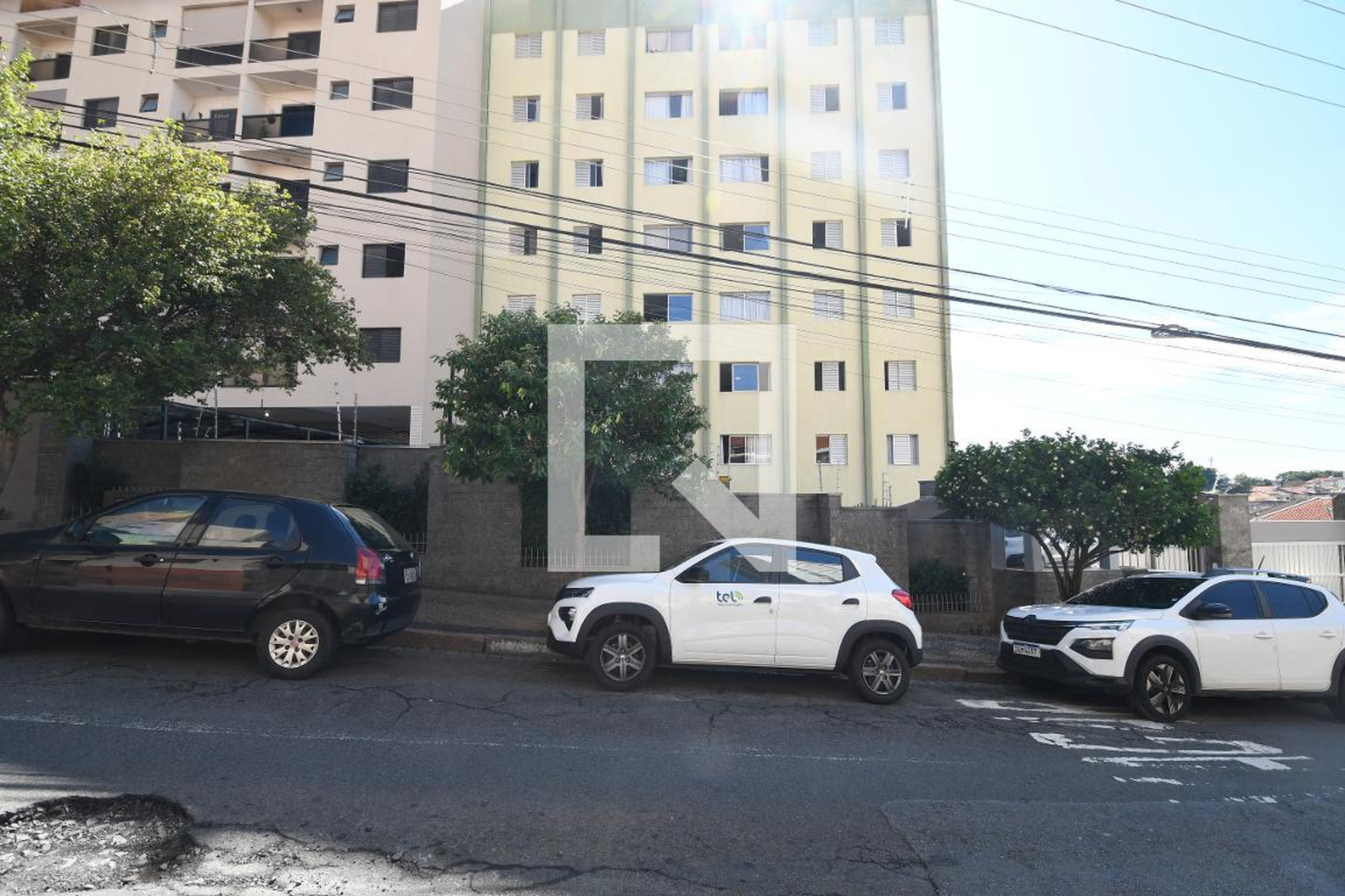 Fachada Condomínio em Rua Oscar Leite, 147