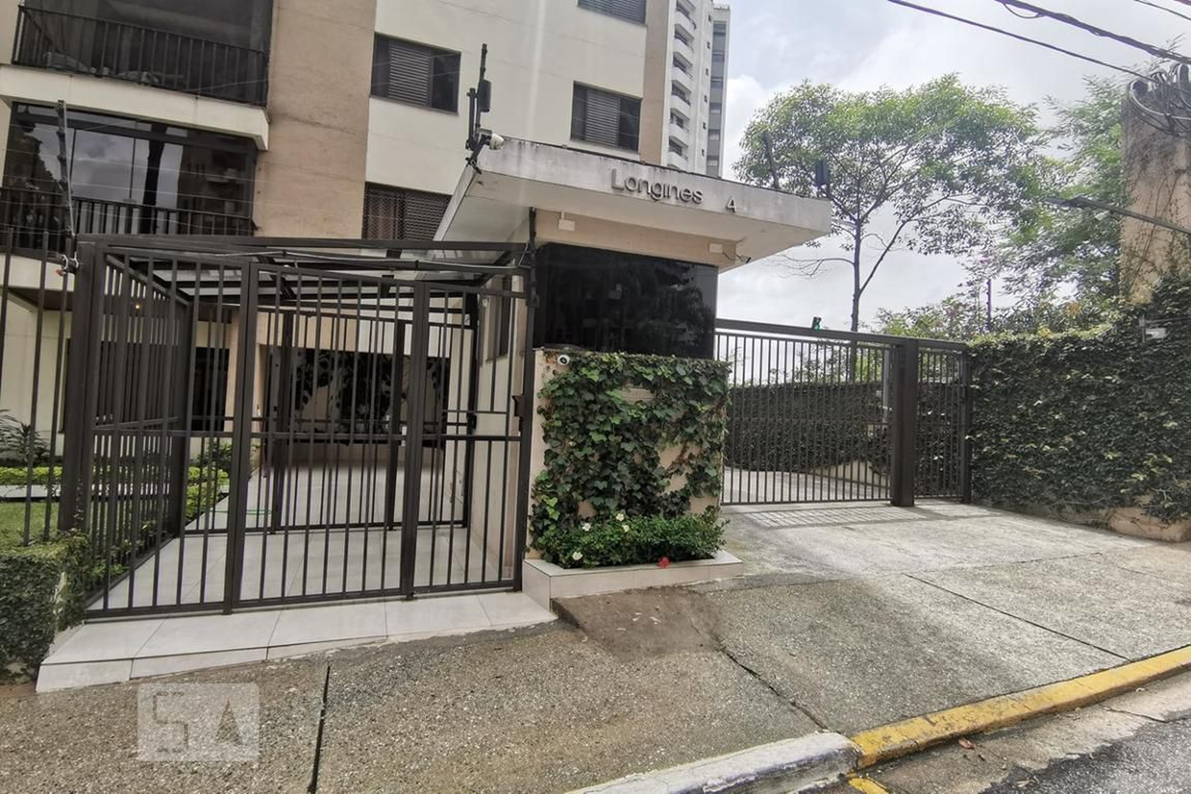 Fachada do Condomínio Condomínio Longinis