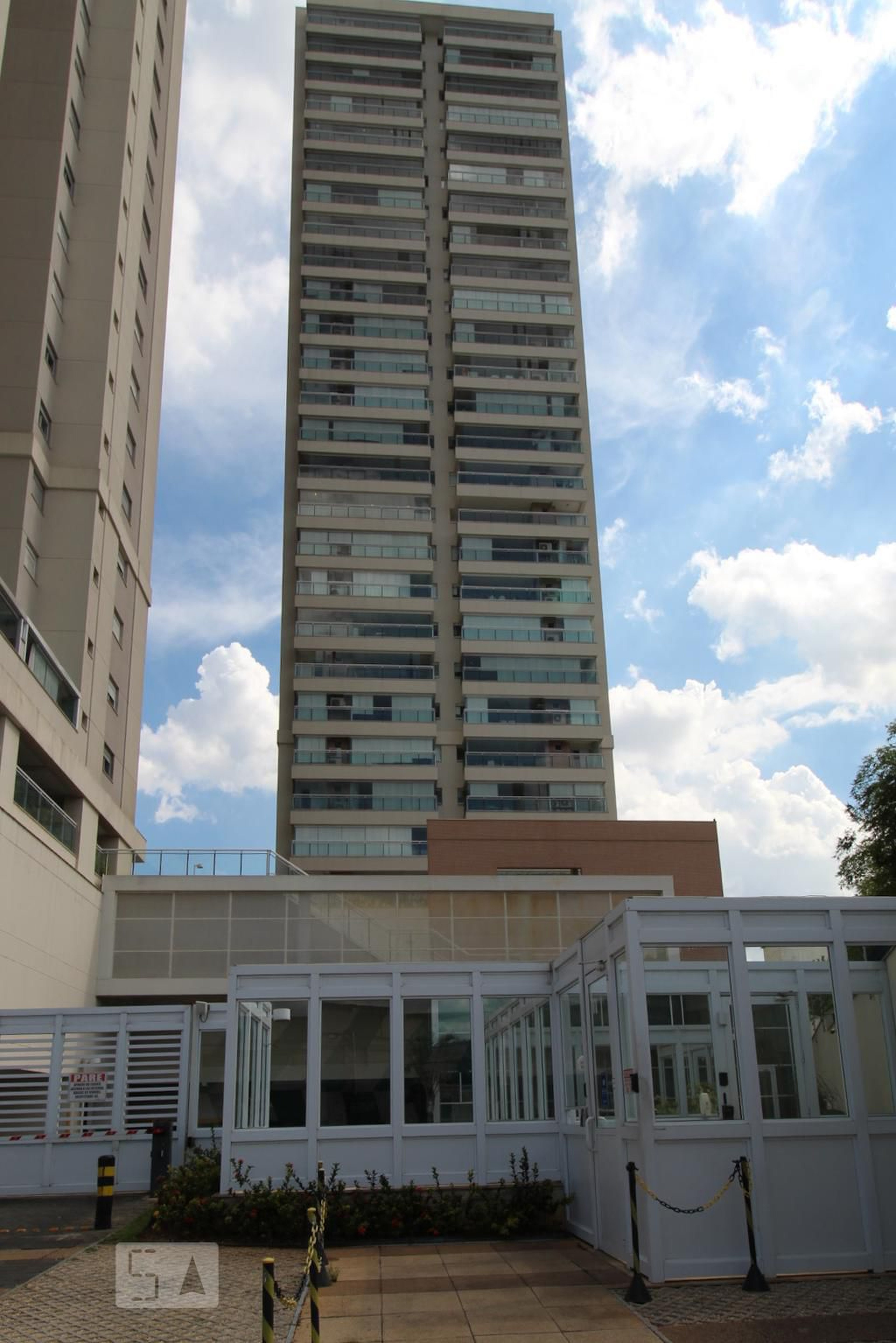 Fachada do Condomínio Condomínio Pateo Barra