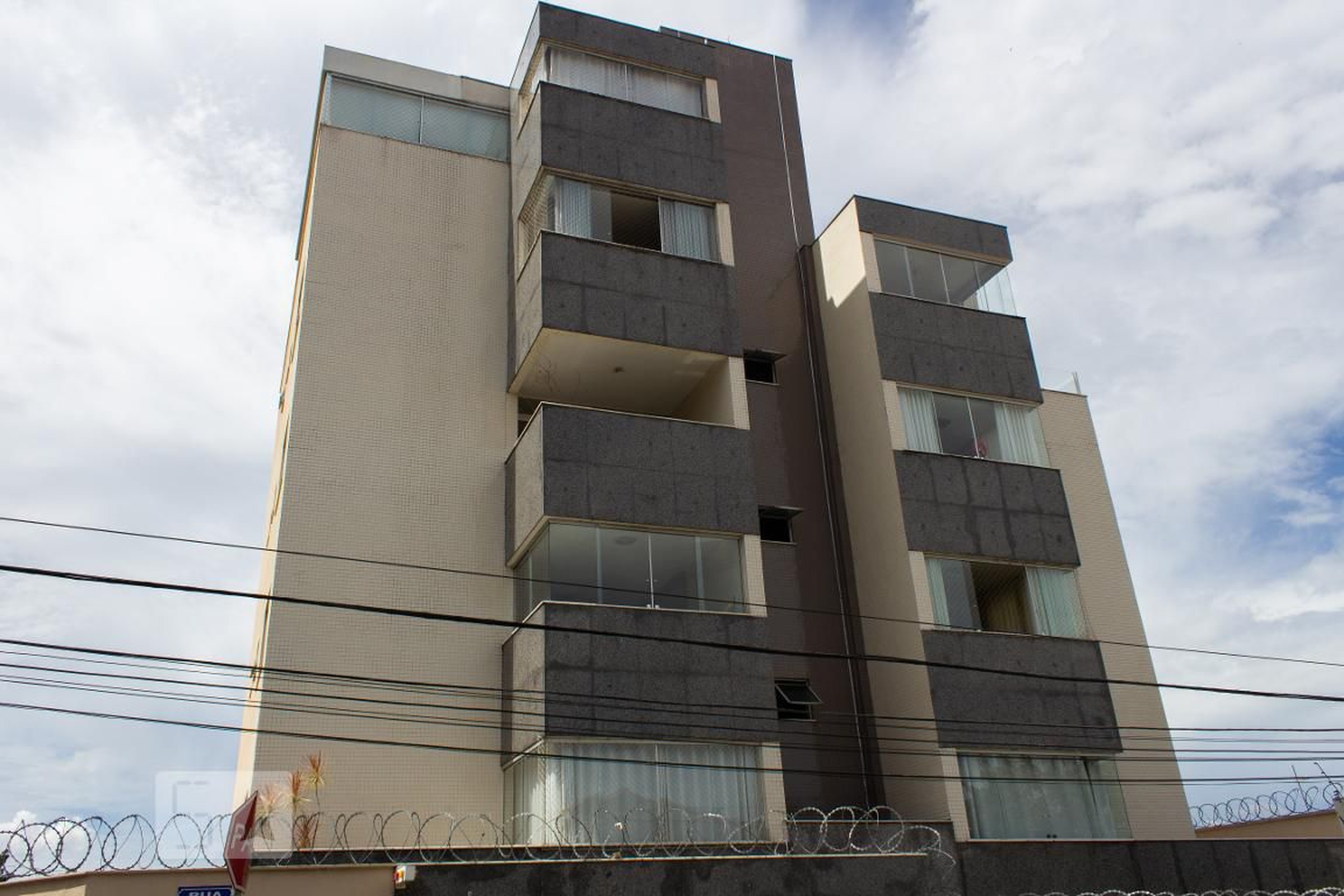 Fachada Condomínio em Rua Pirolosito, 7