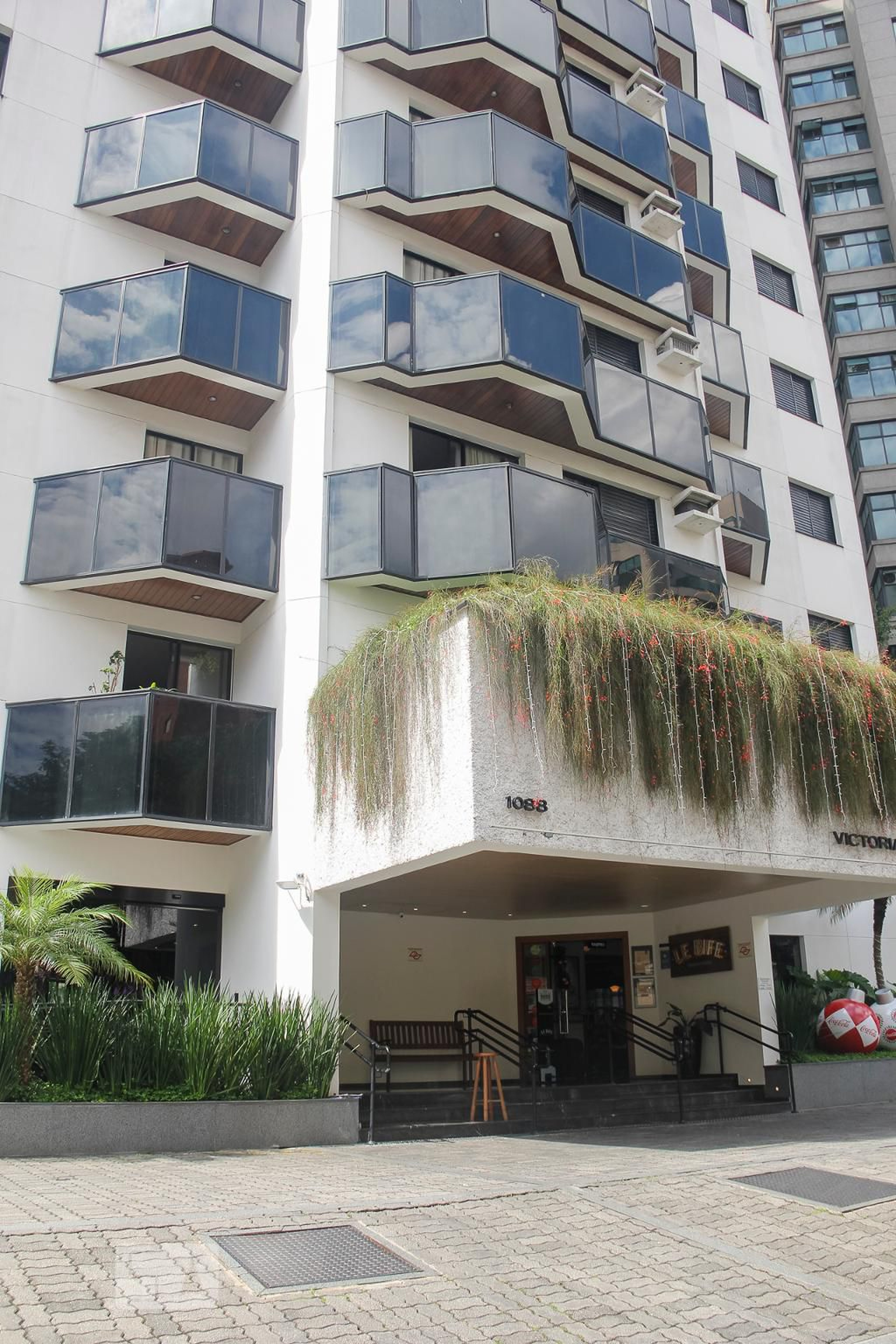Fachada Condomínio em Rua Pedroso Alvarenga, 1008