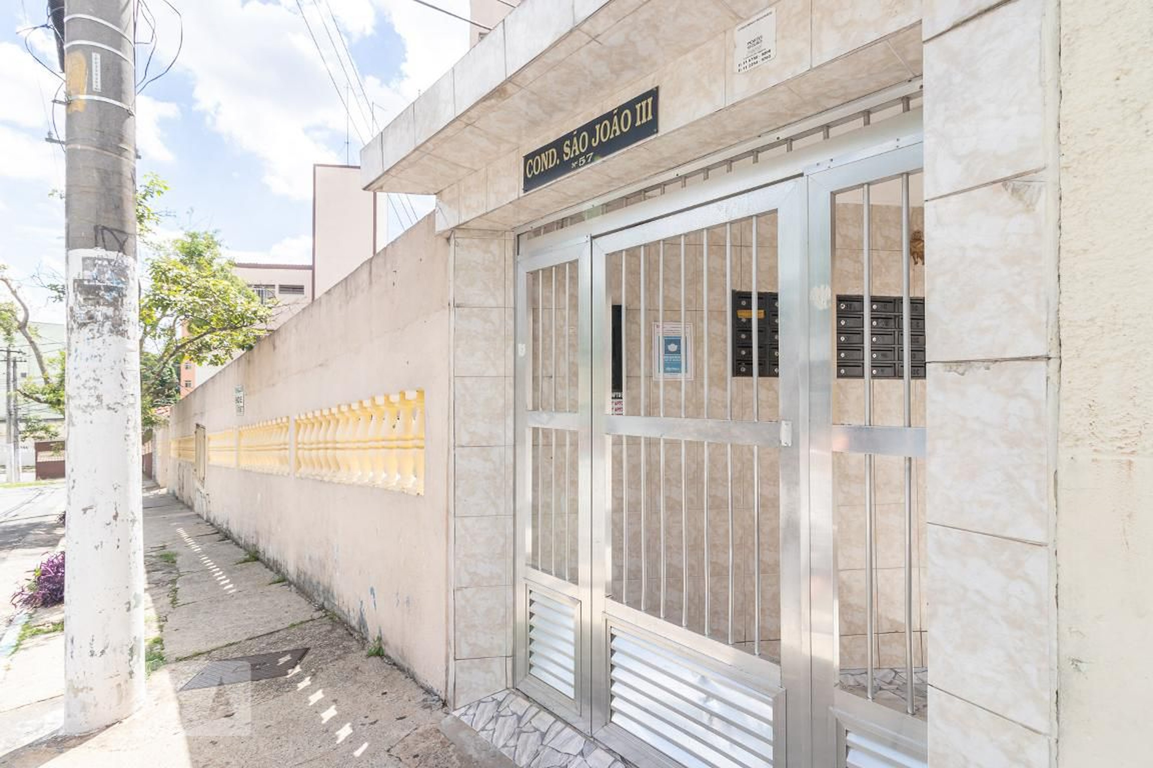 Fachada do Condomínio Condomínio em Rua Padre André Frazão, 57