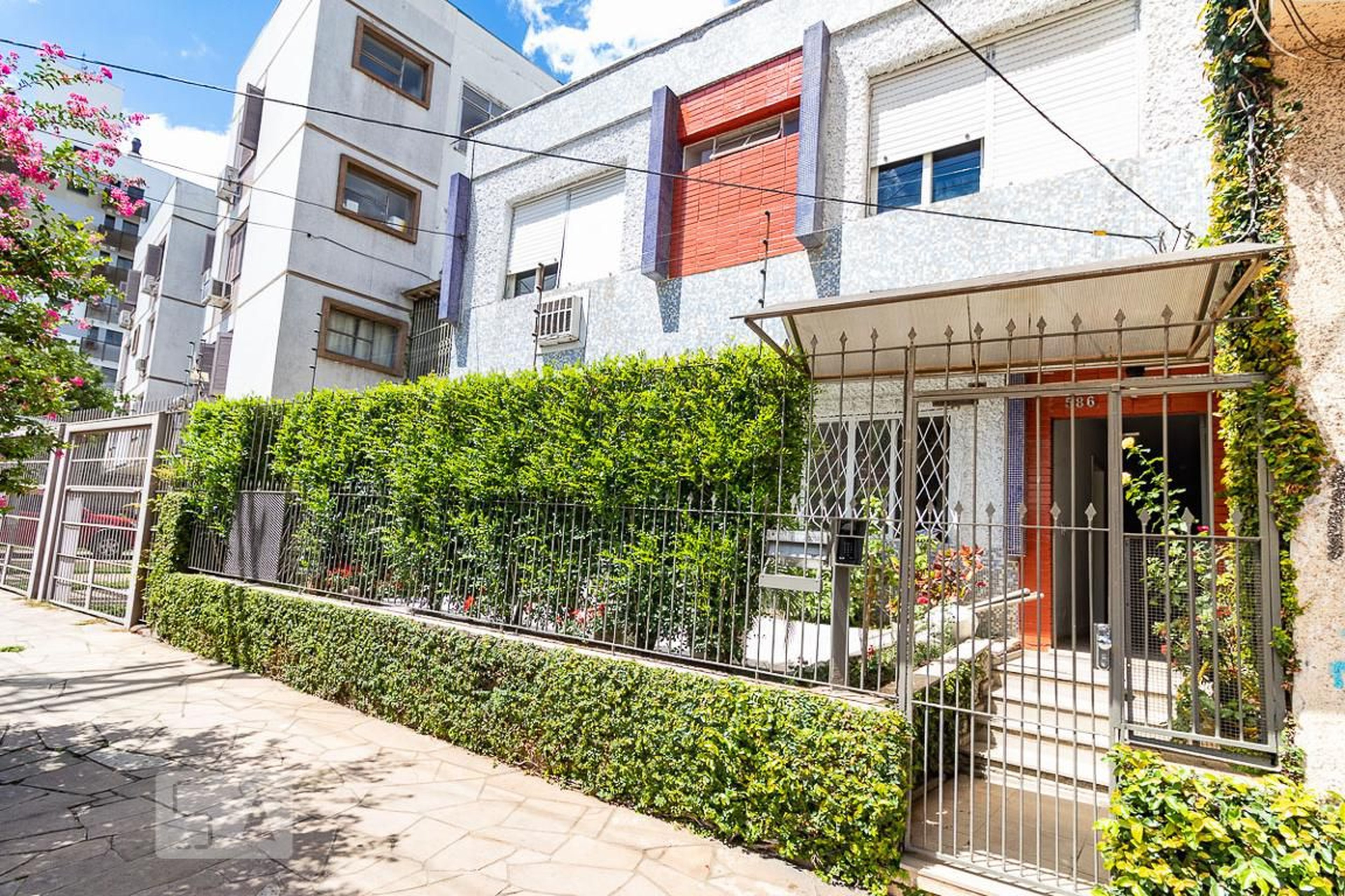 Fachada Condomínio em Rua Miguel Tostes, 586