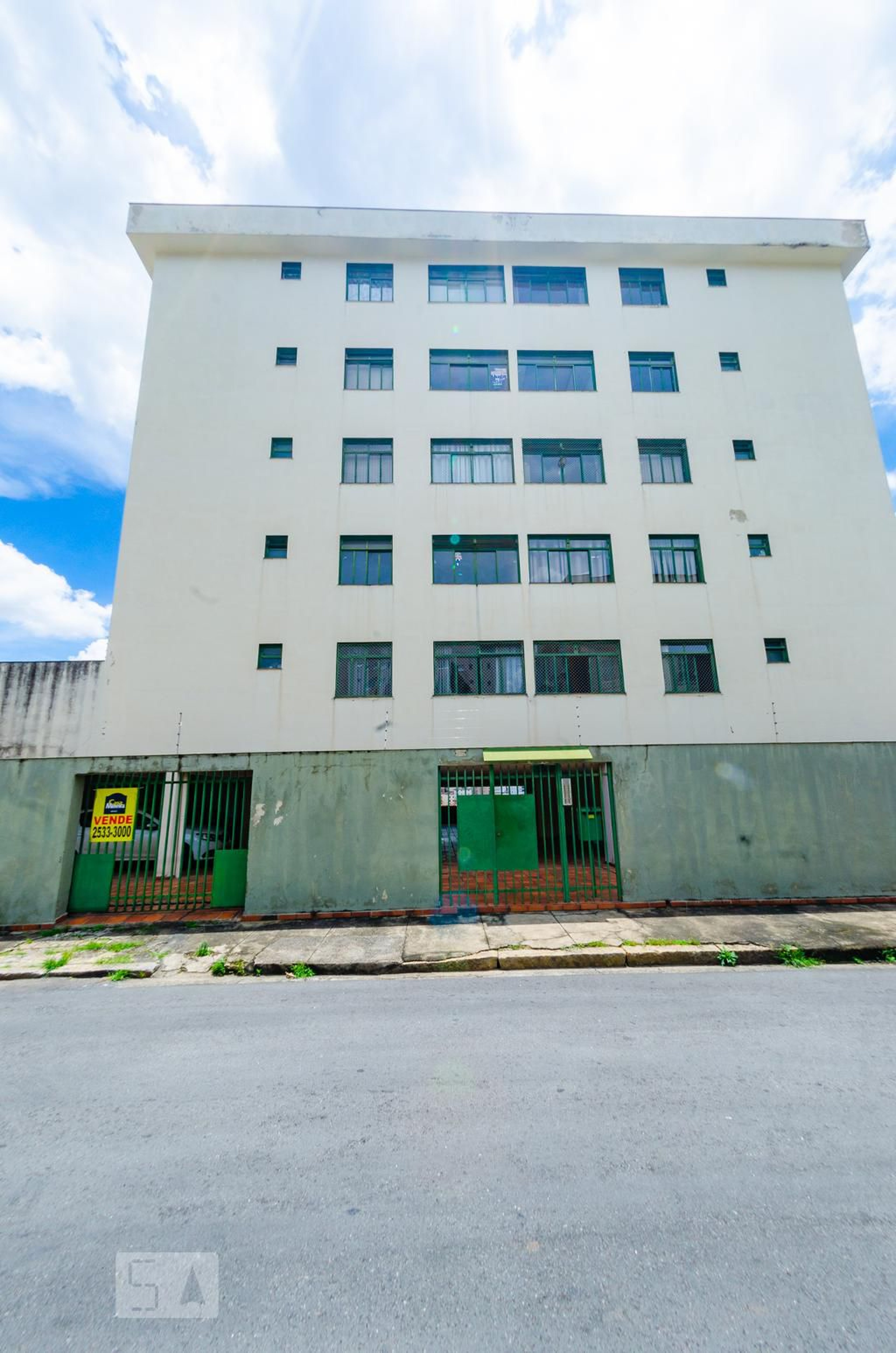 Fachada Condomínio em Rua Açucenas, 239