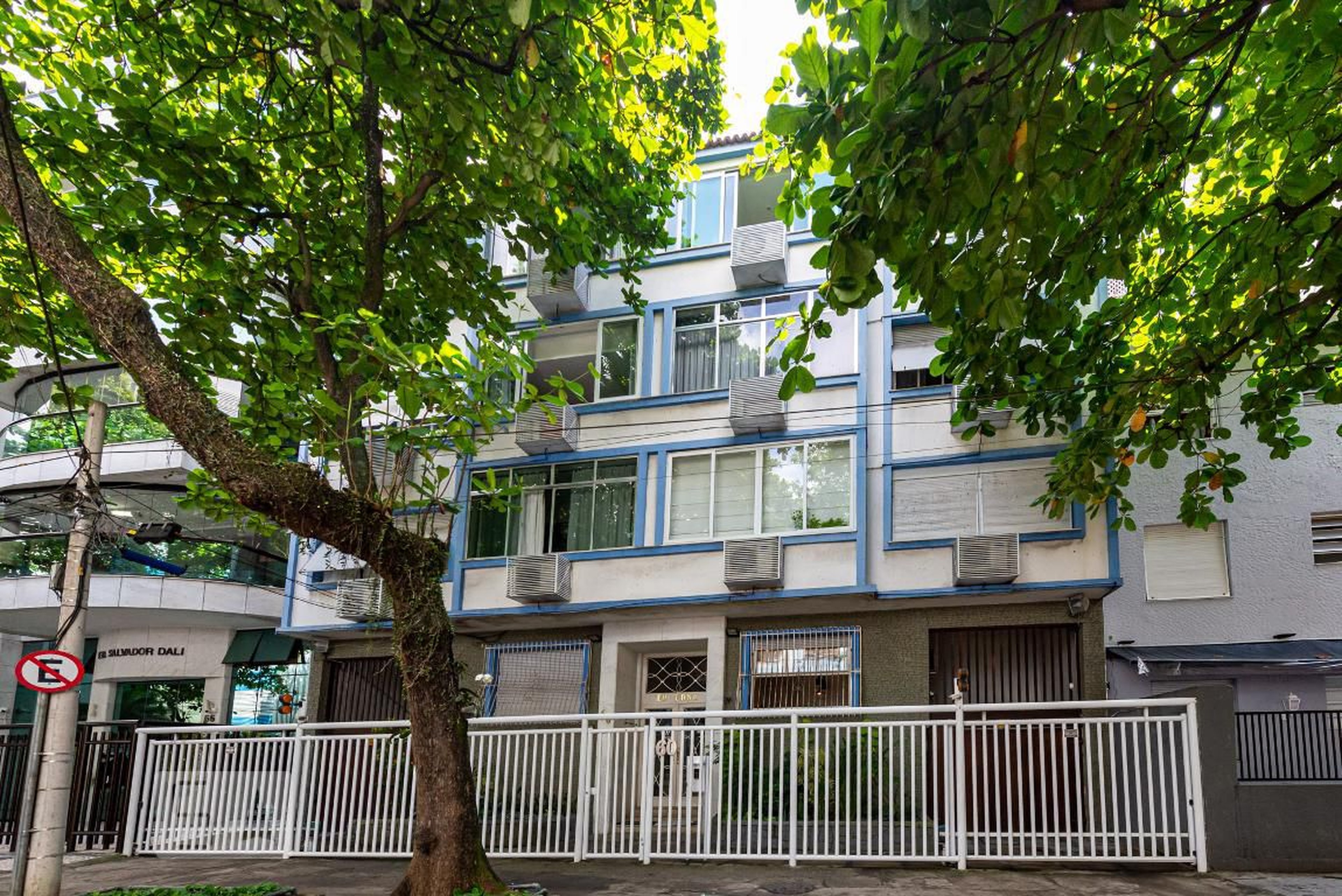 Fachada Condomínio em Rua Cupertino Durão, 60