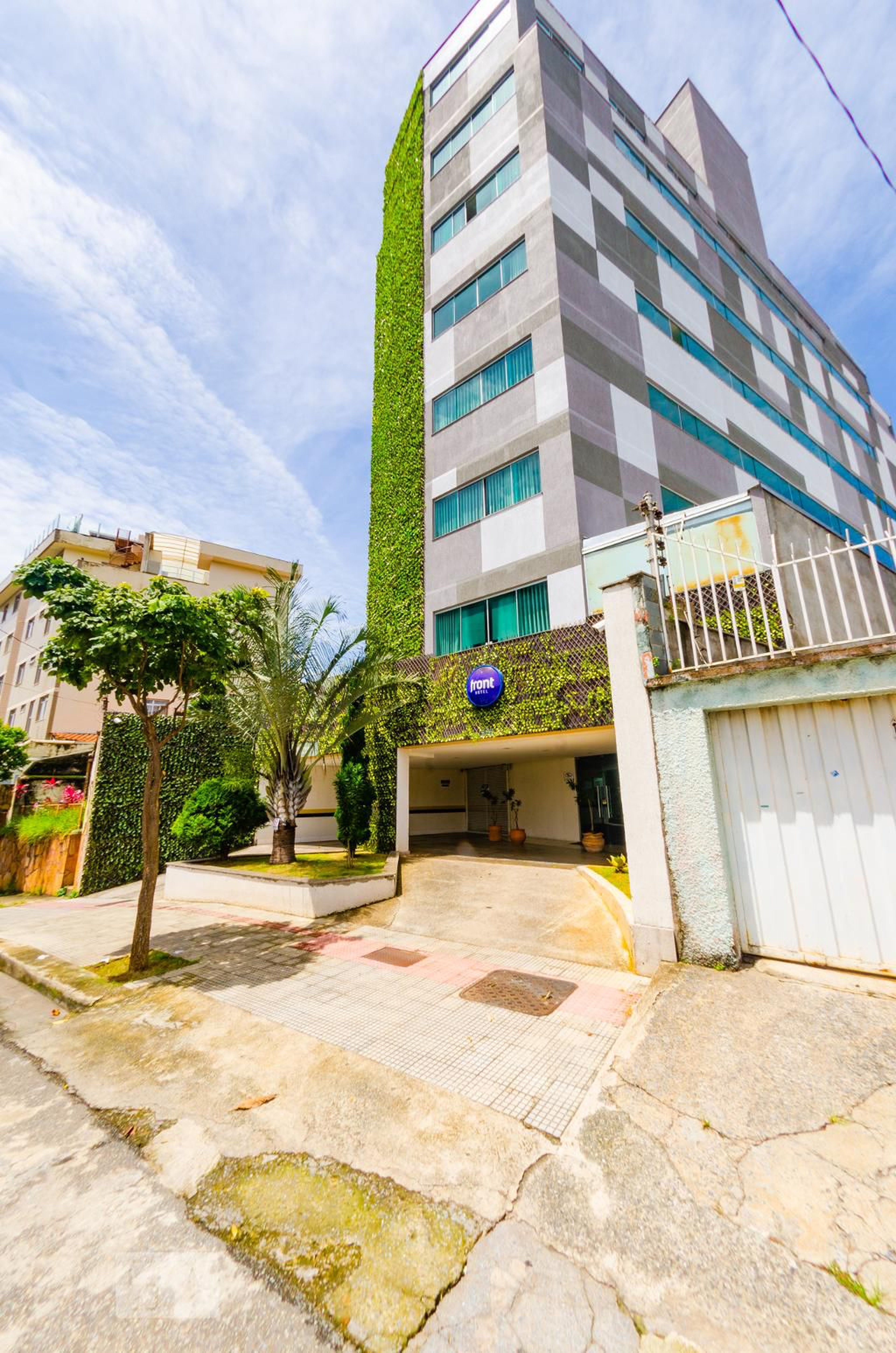 Fachada Condomínio em Rua Curral Del Rei, 598