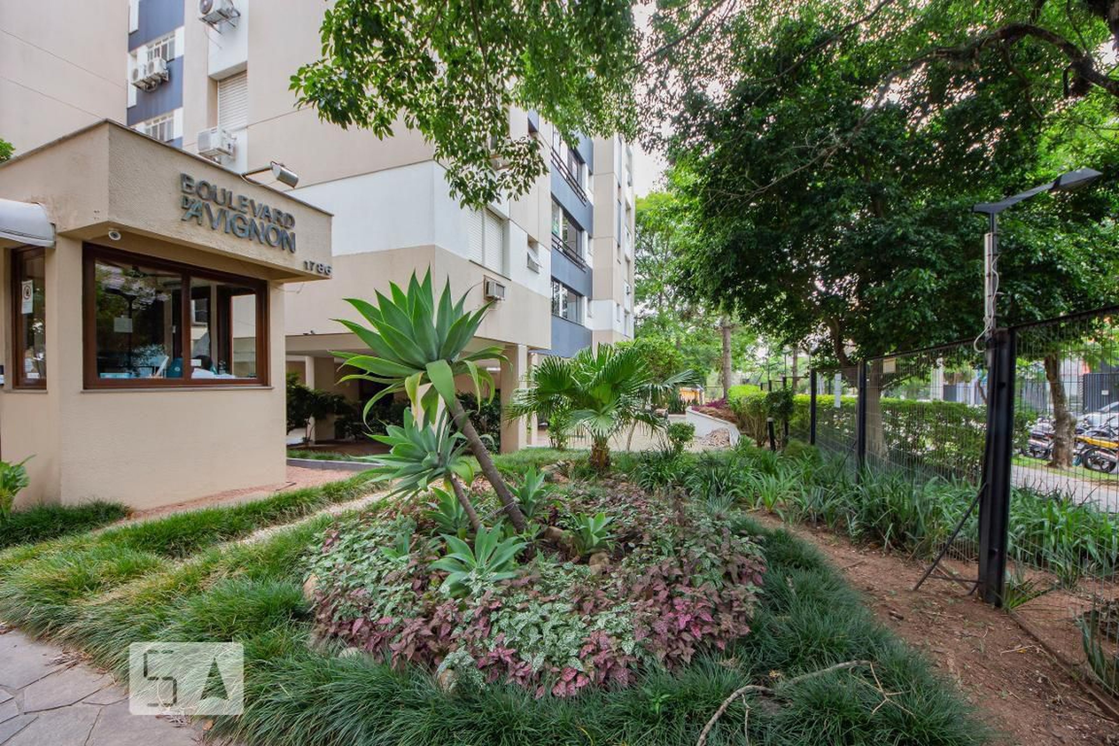 Fachada do Condomínio Condomínio em Rua Anita Garibaldi, 1766