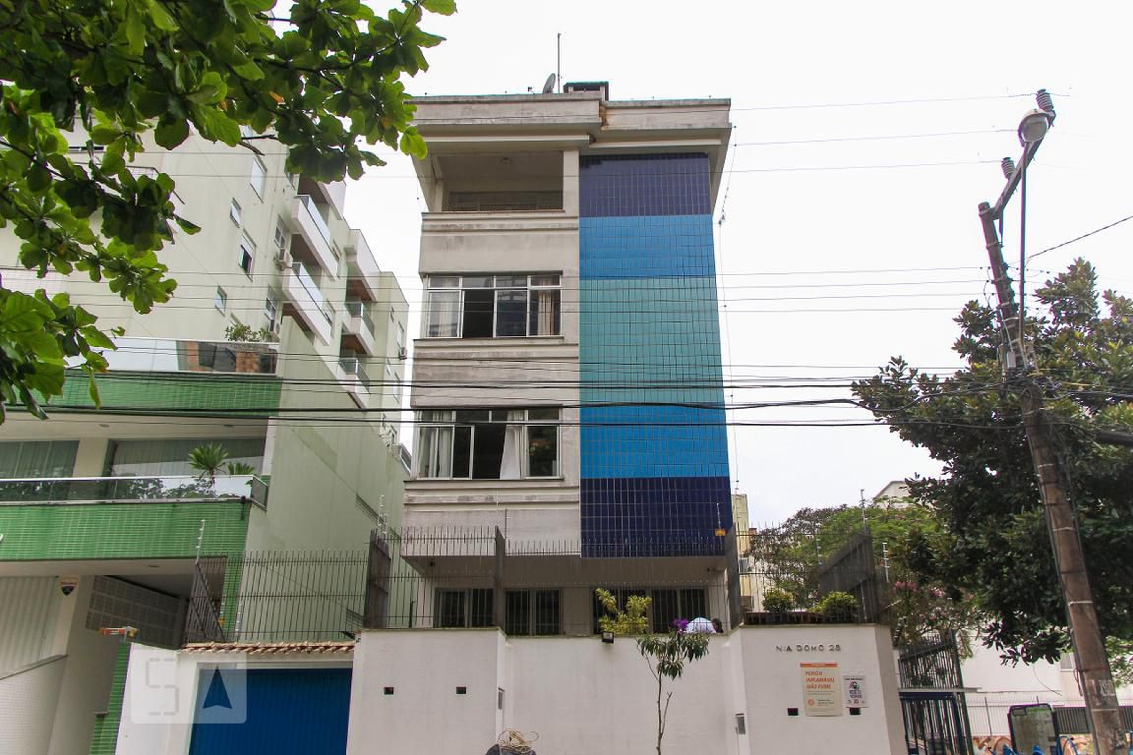 Fachada Condomínio em Rua Professor Milton Sulivan, 28