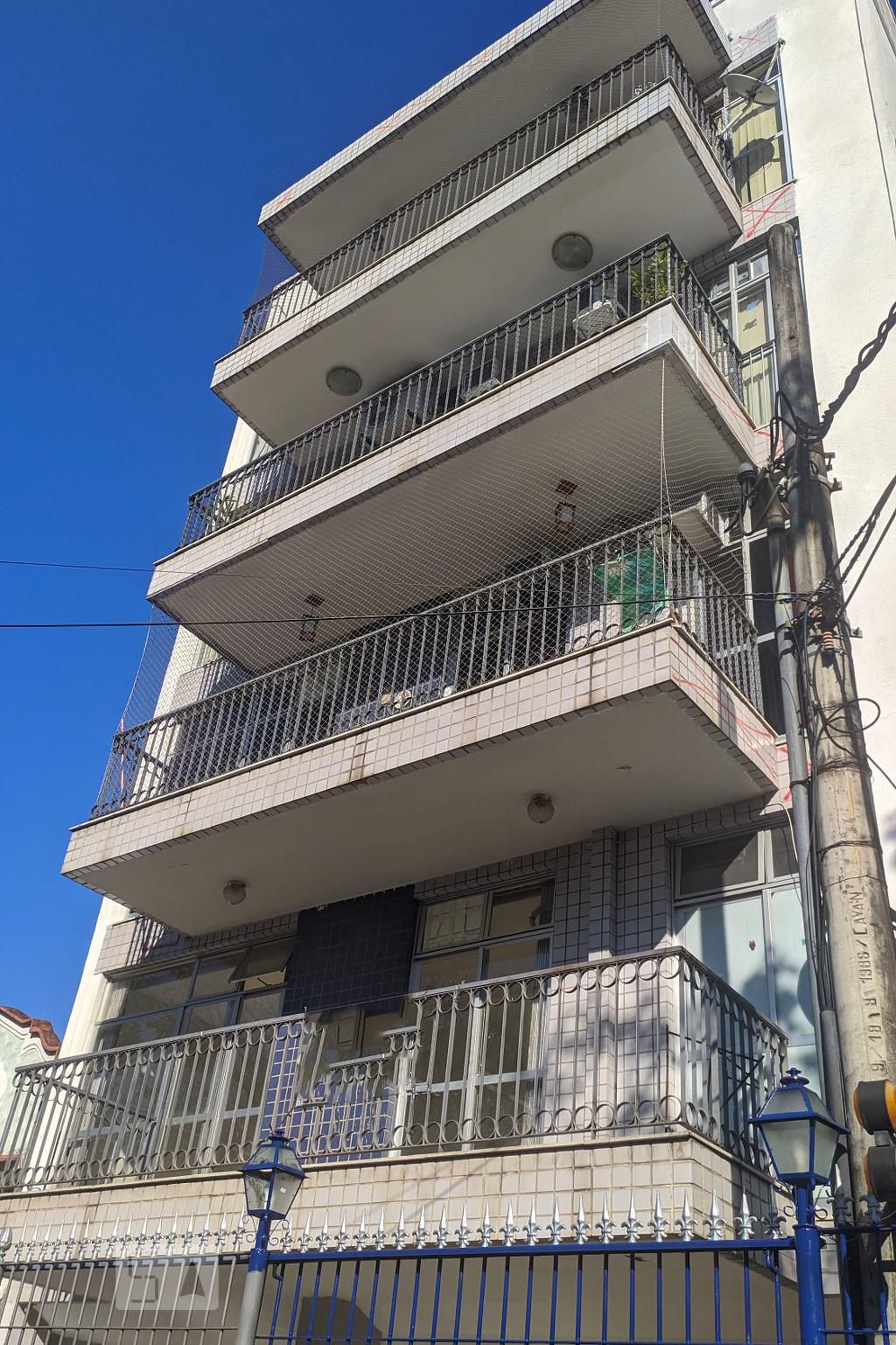 Fachada Condomínio em Rua Viana Drumond, 81