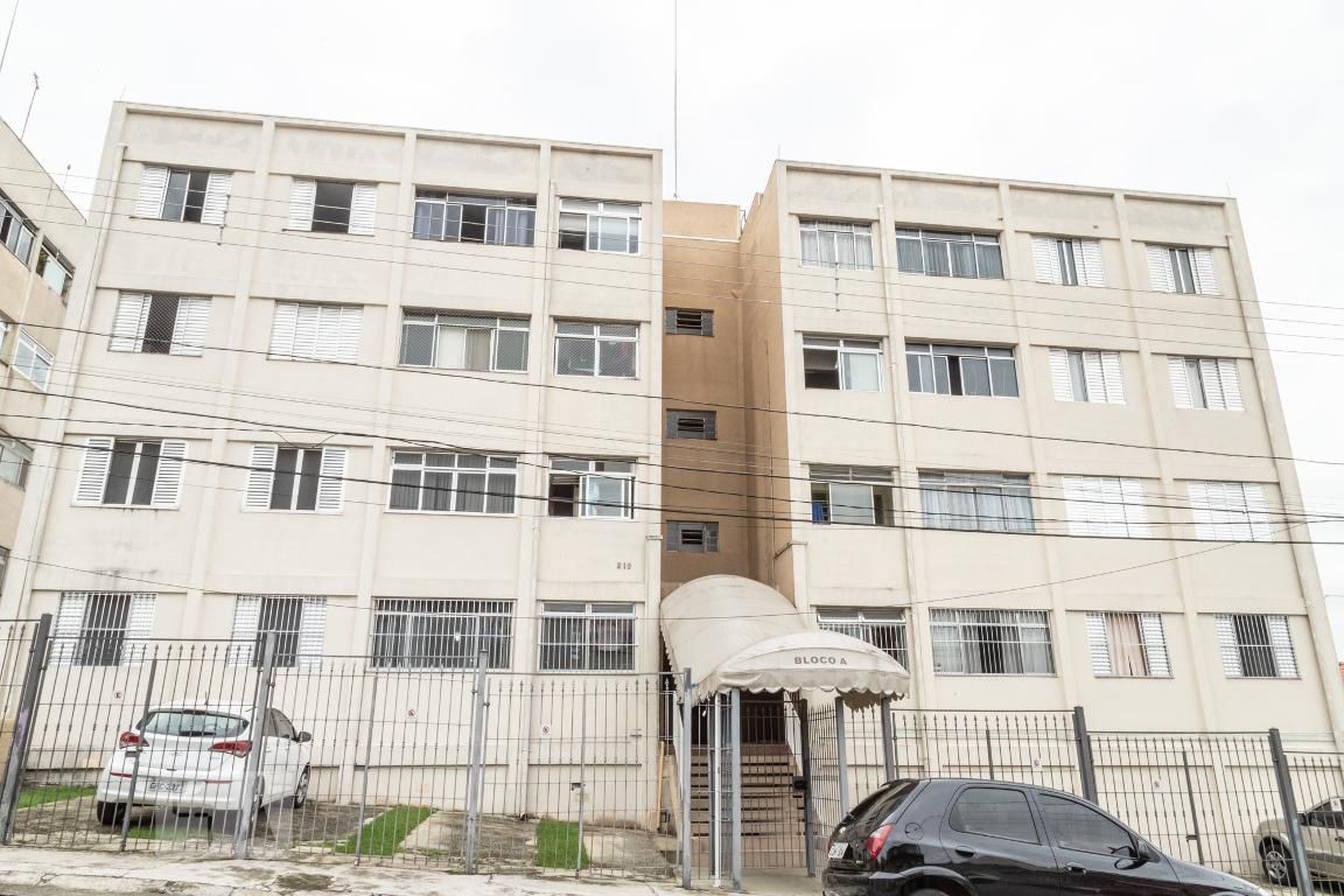 Fachada Condomínio em Rua Pechi, 216