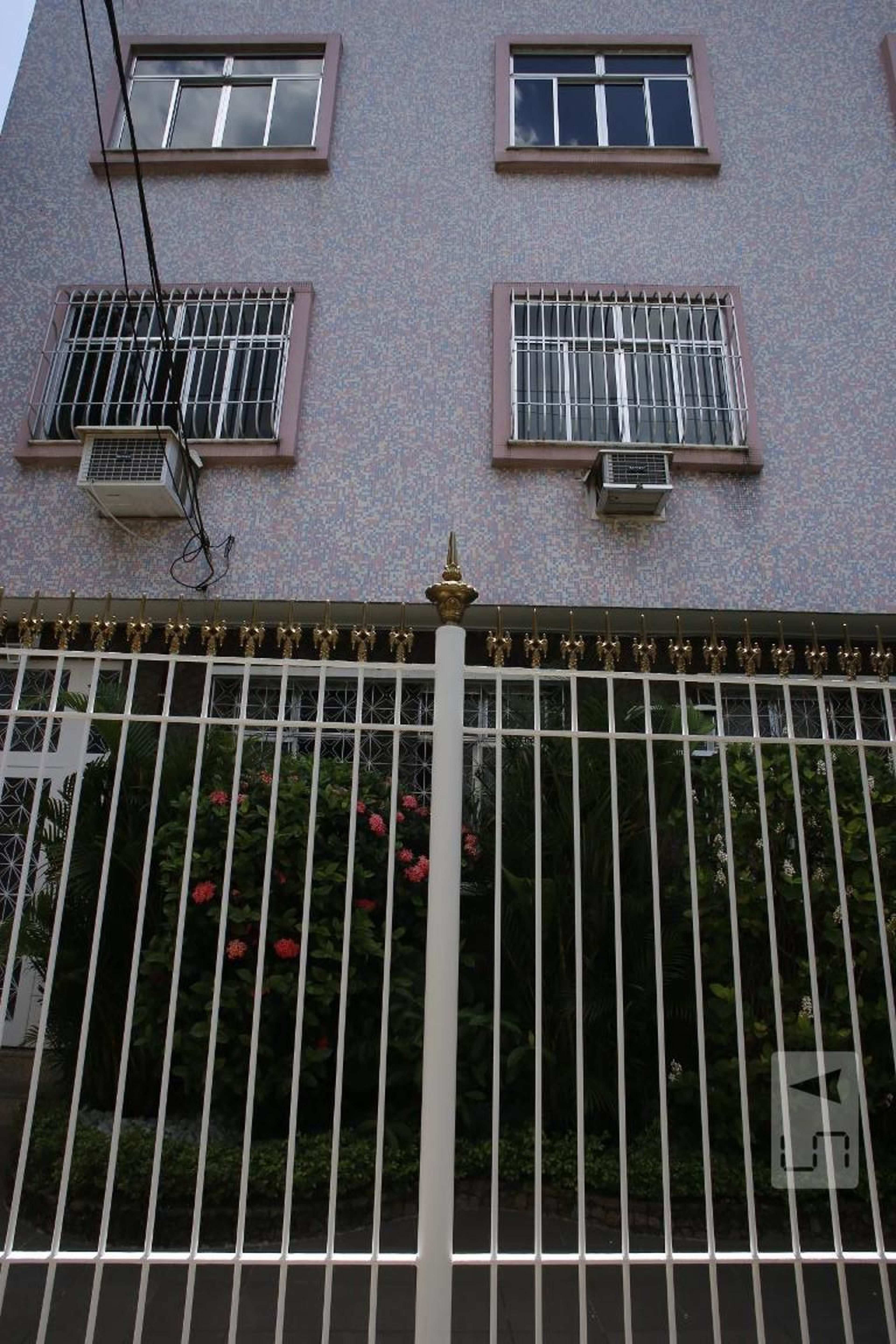 Fachada Condomínio em Rua Tomaz Coelho, 68