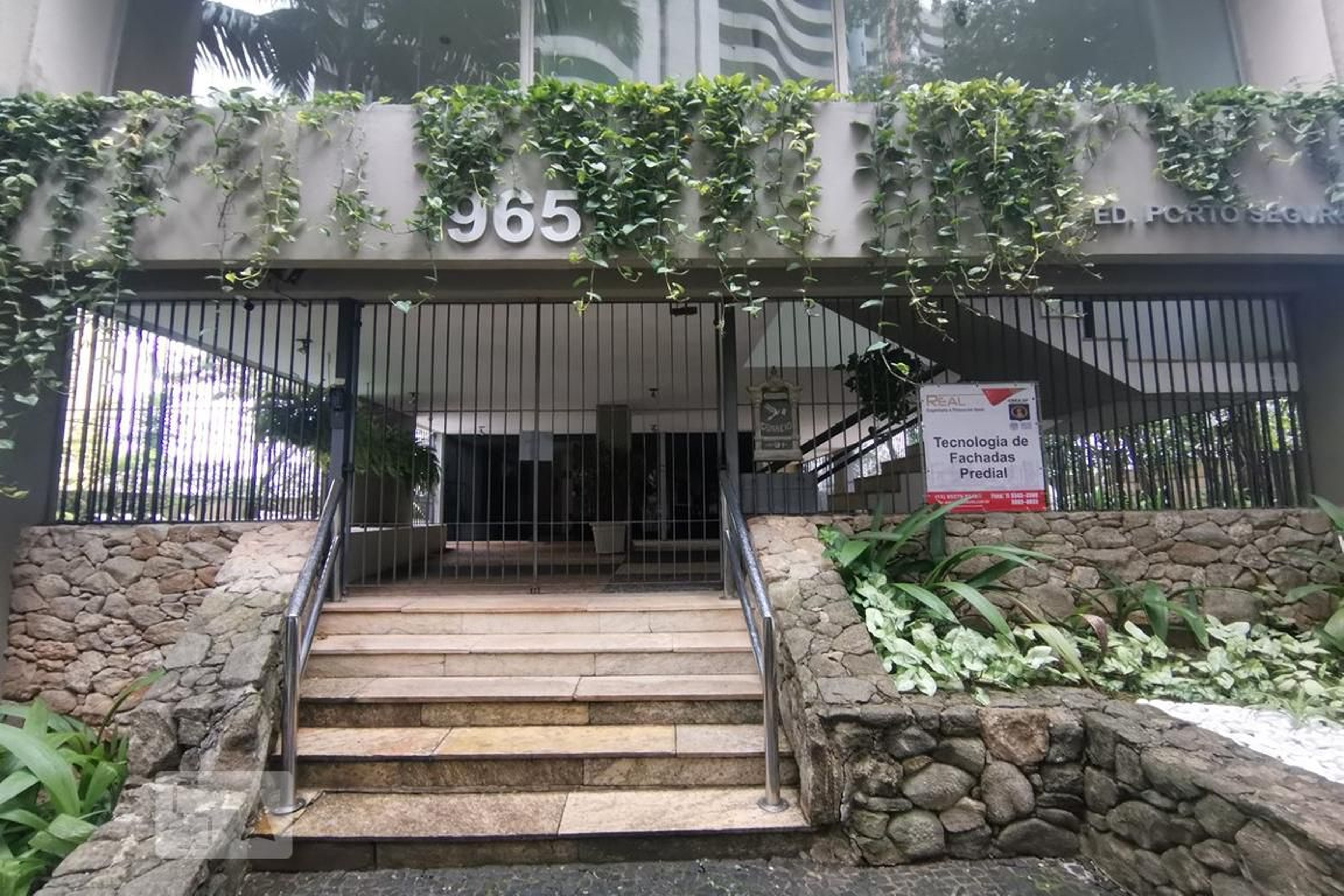 Fachada do Condomínio Condomínio Porto Seguro