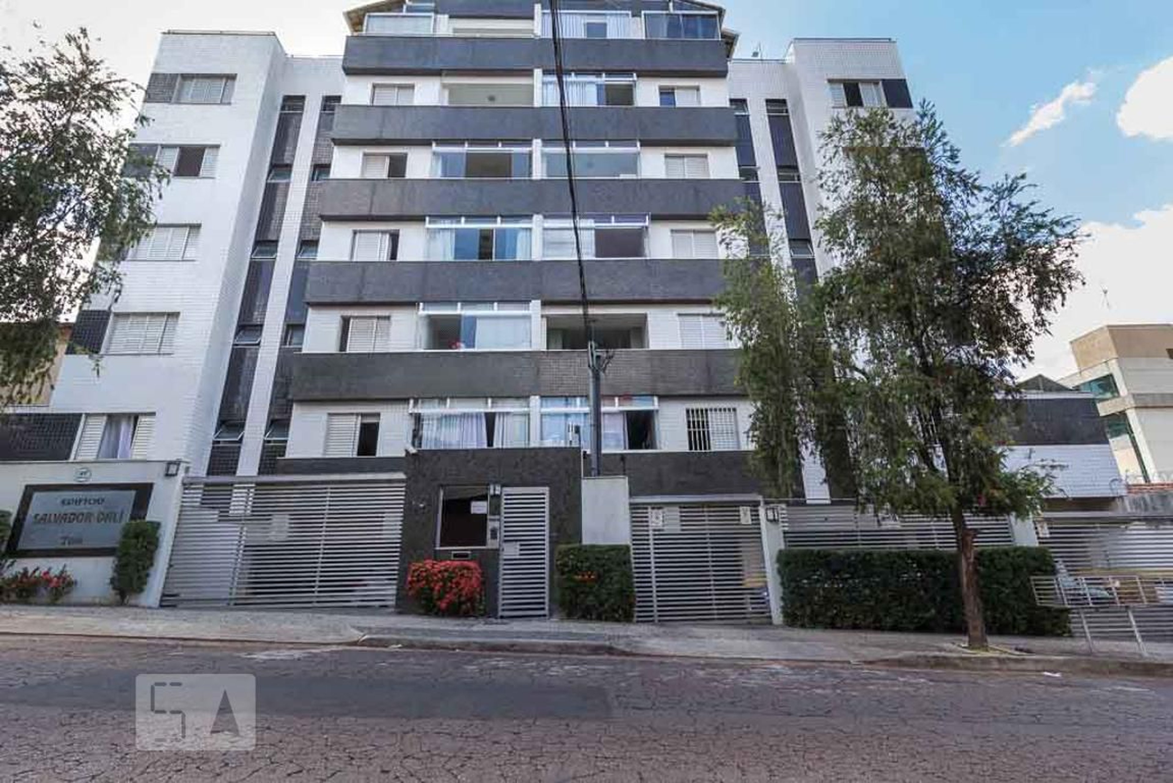 Fachada Condomínio em Rua Castelo de Lisboa, 766