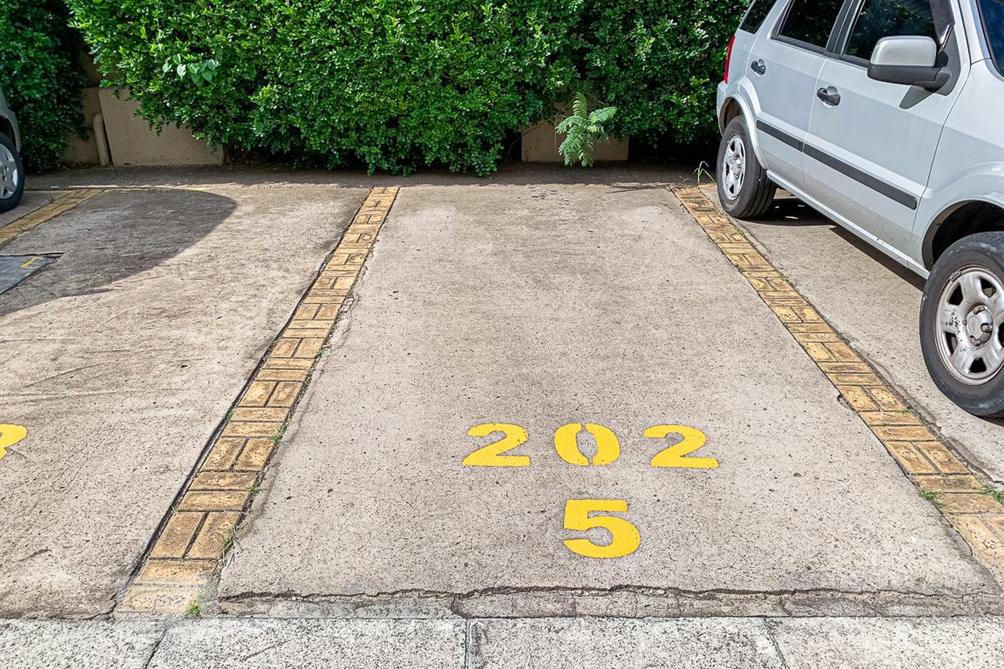 Estacionamento - Residencial Cíntia