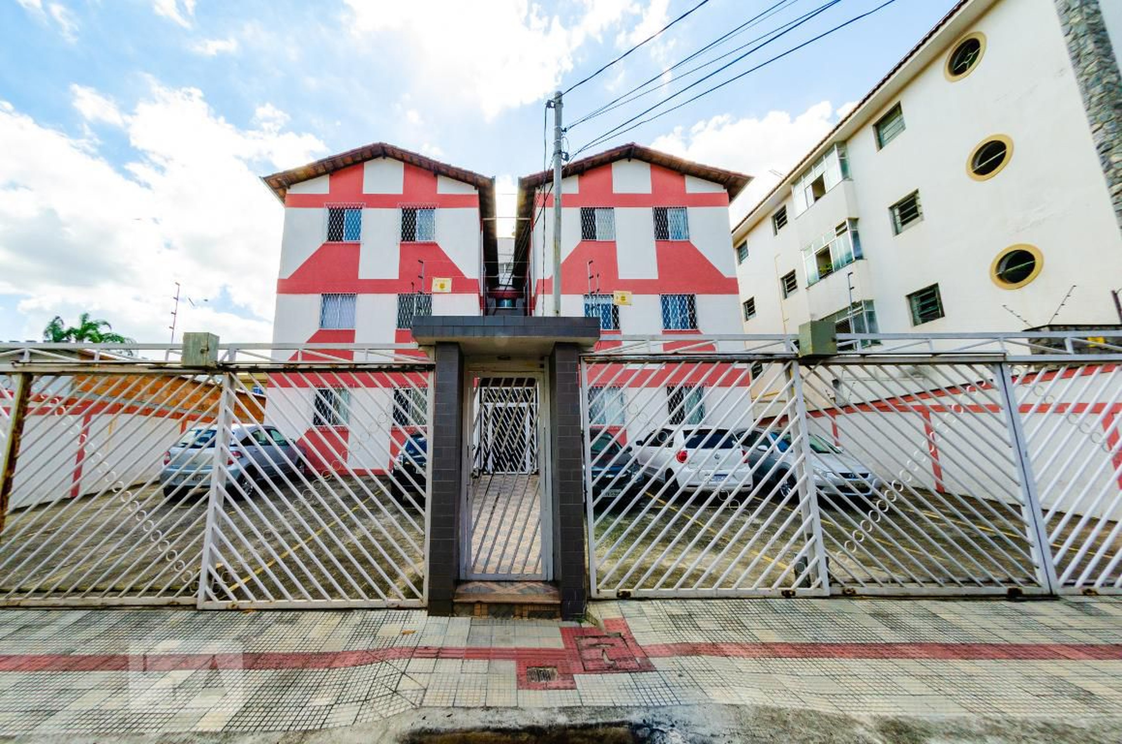 Fachada Condomínio em Rua Aspásia, 39