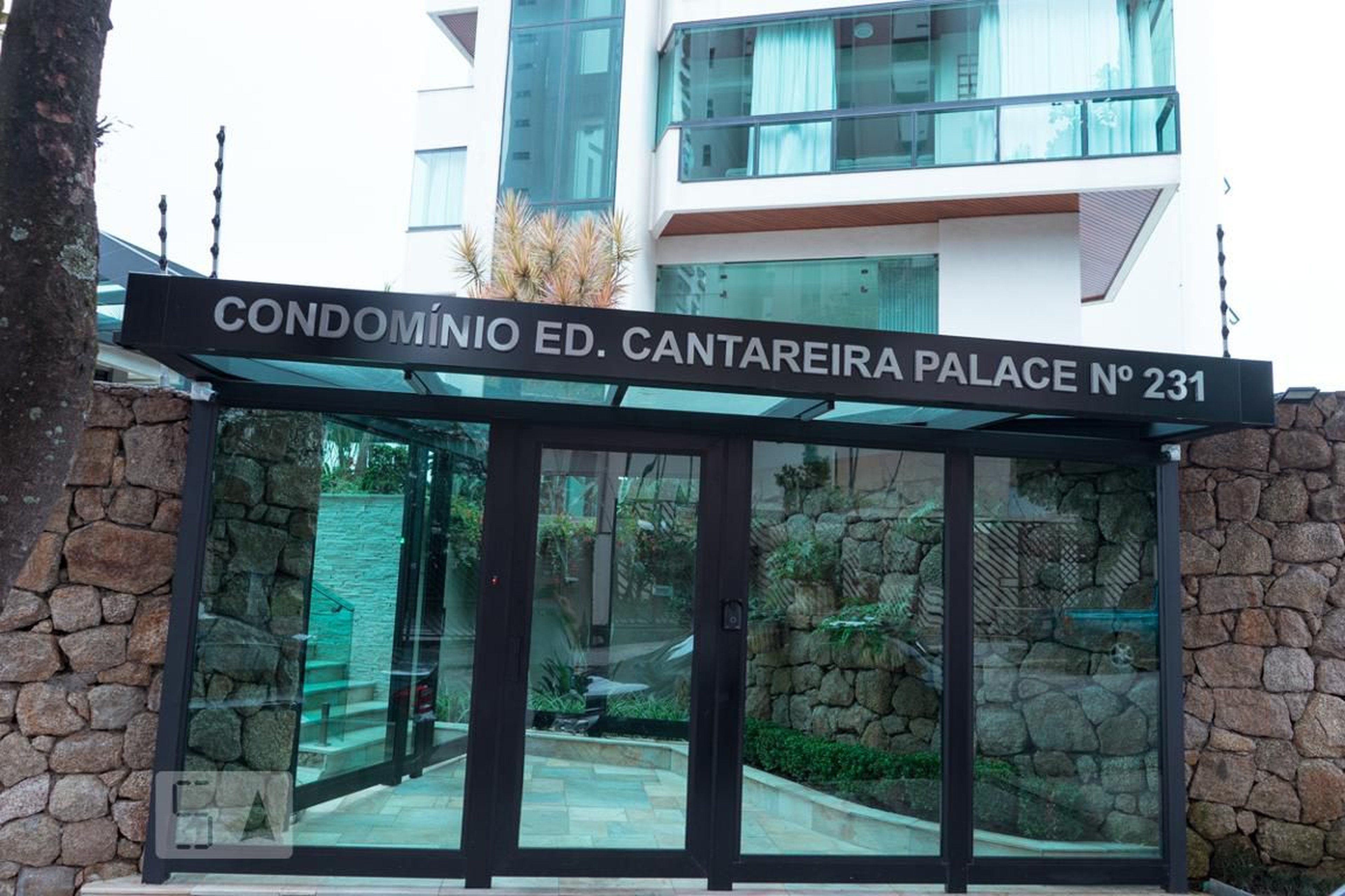 Fachada Condomínio em Rua Ismael Neri, 231