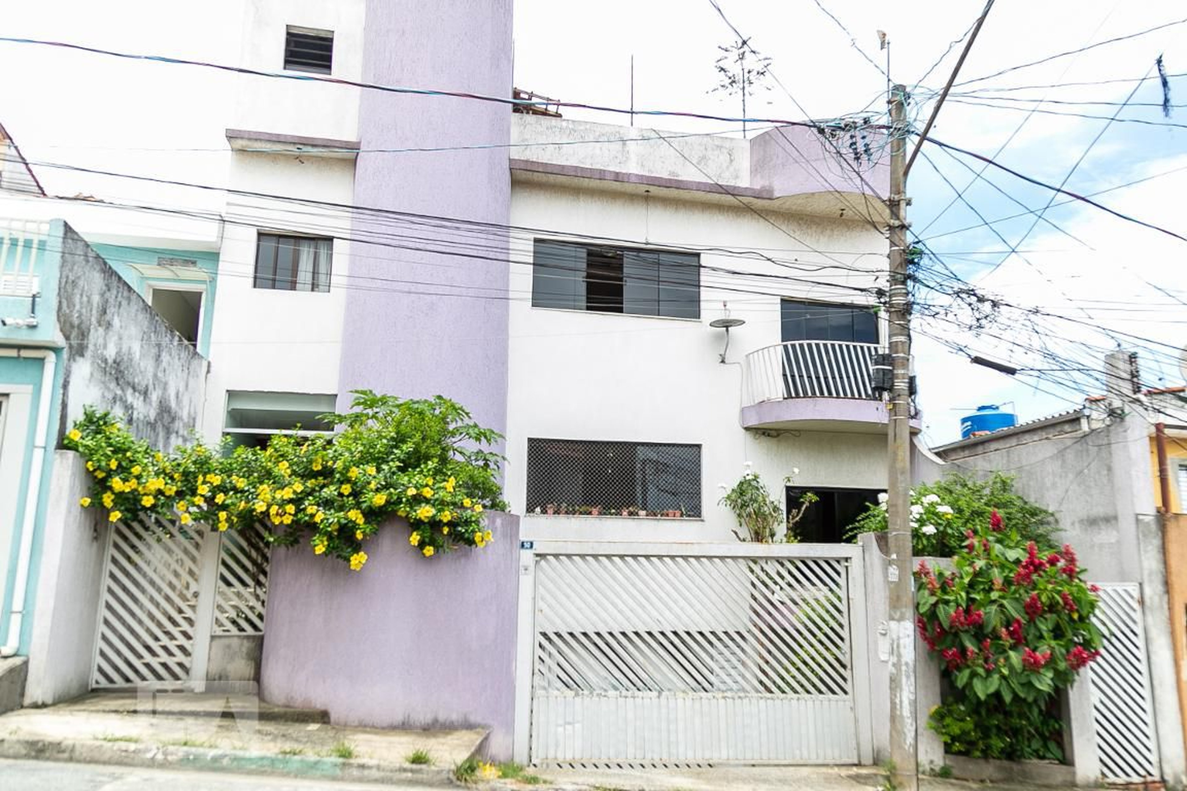 Fachada Condomínio em Rua Dirce Faccini Poli, 50