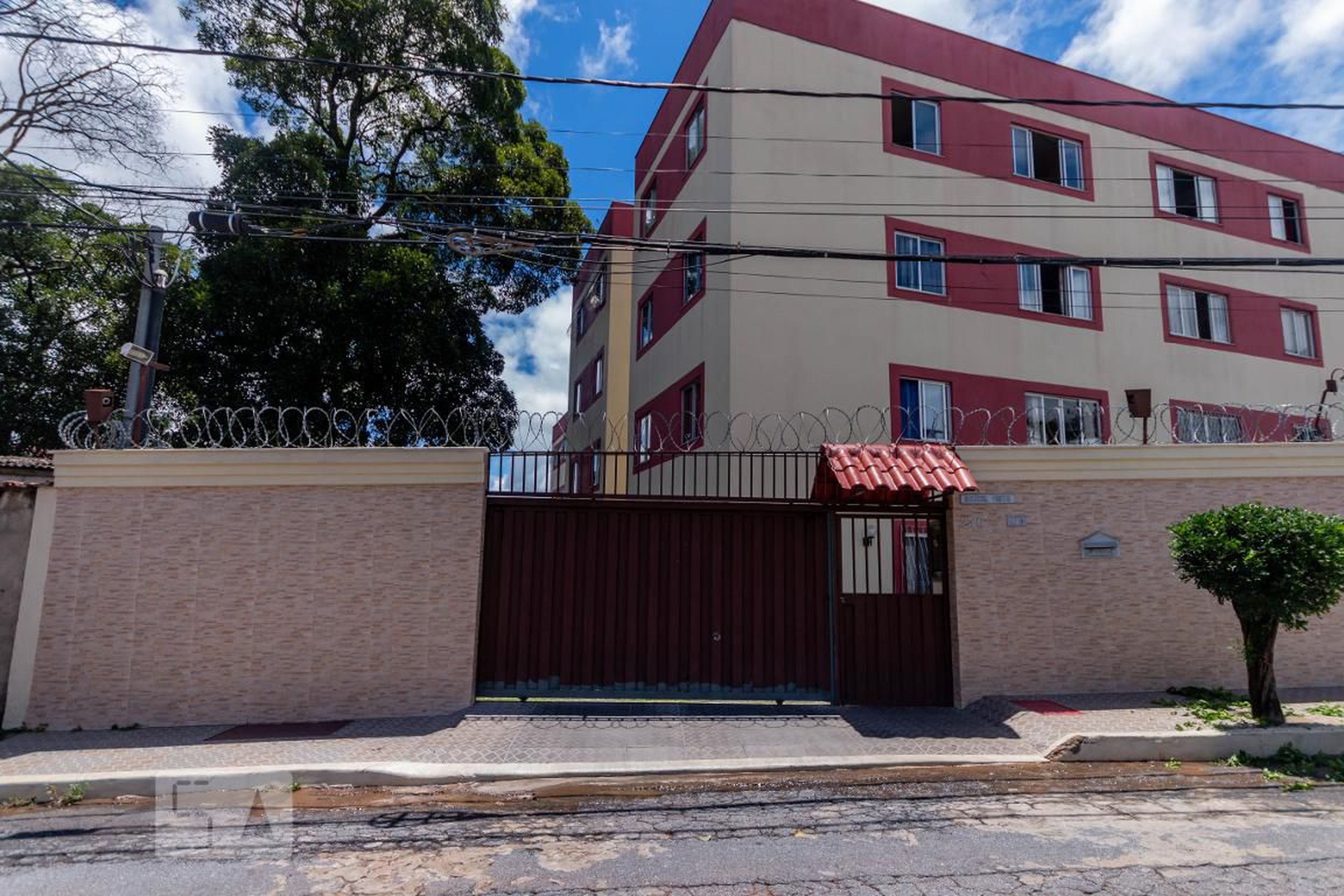 Fachada Condomínio em Rua Rosa Zandona, 240