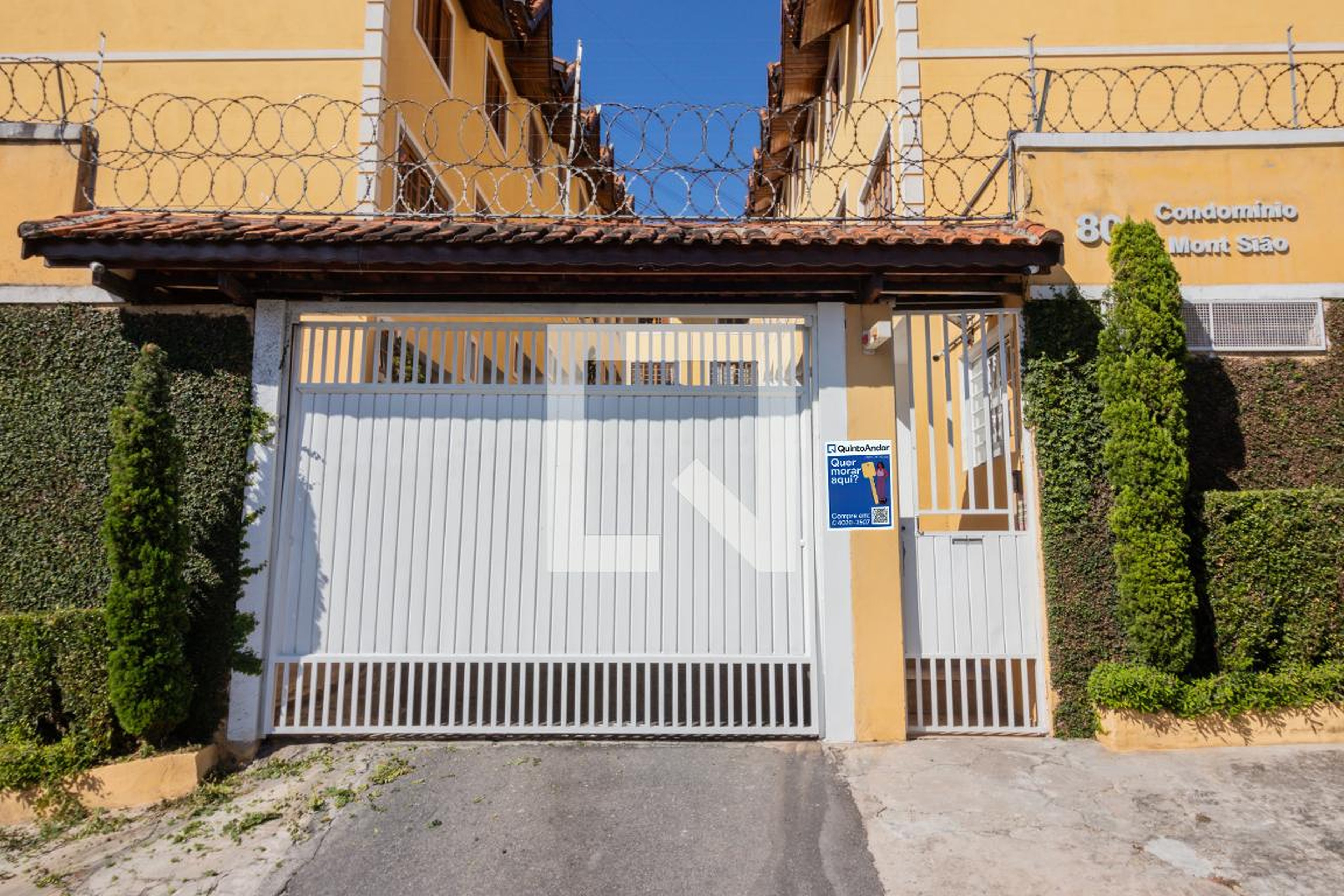 Fachada do Condomínio Condomínio Mont Sião