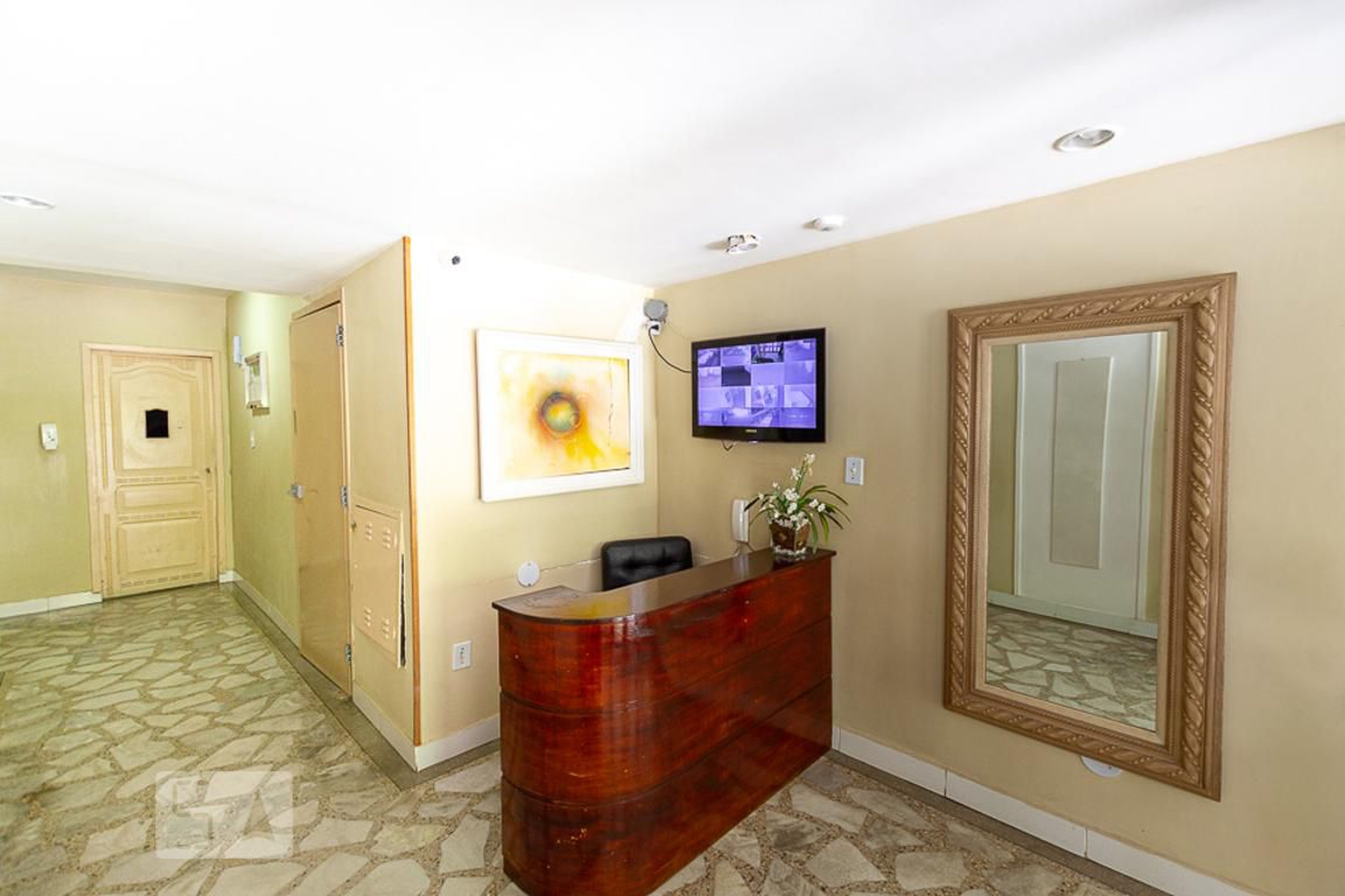 Hall - Henriete Cury