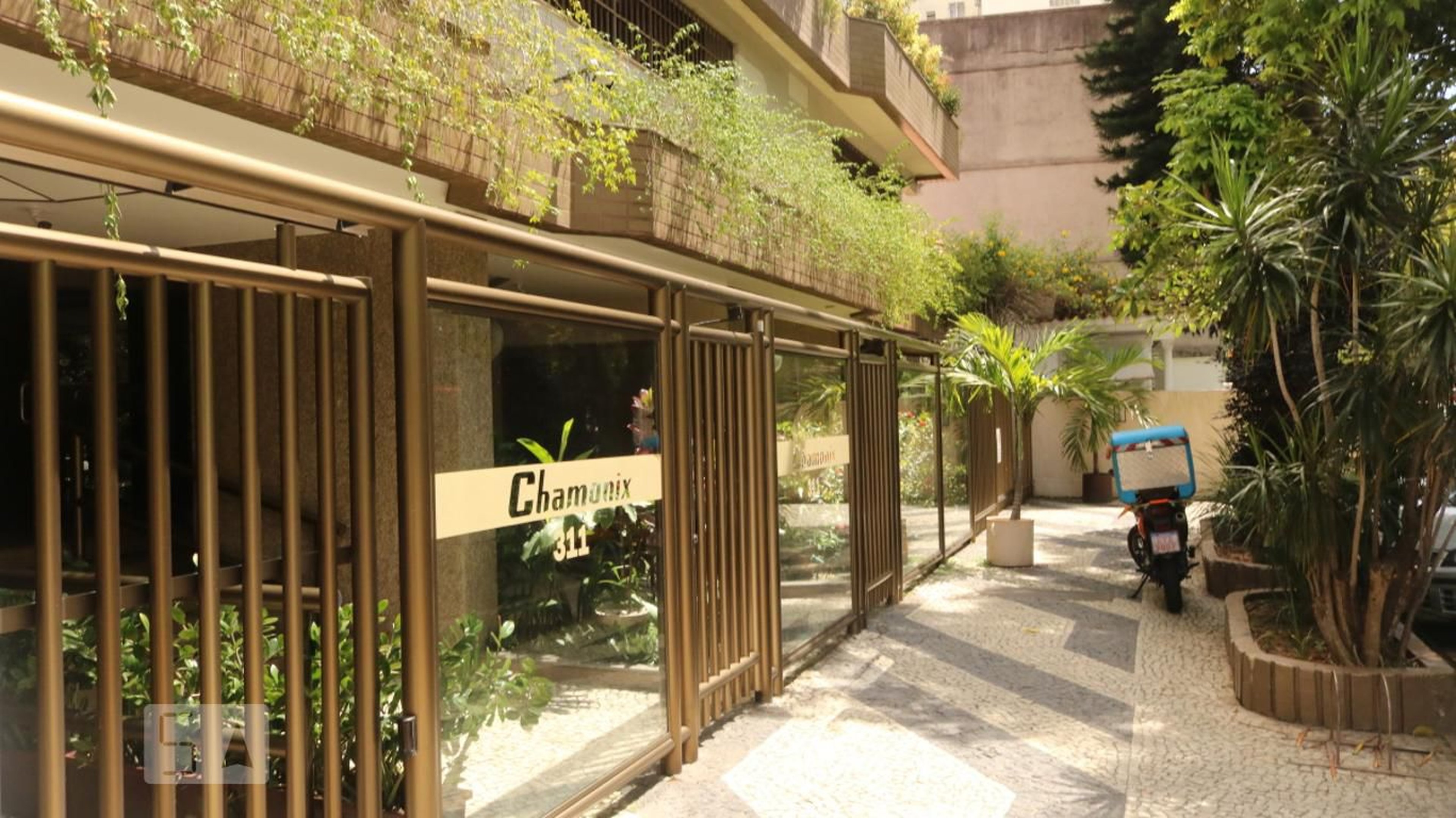 Fachada do Condomínio Condomínio Chamonix