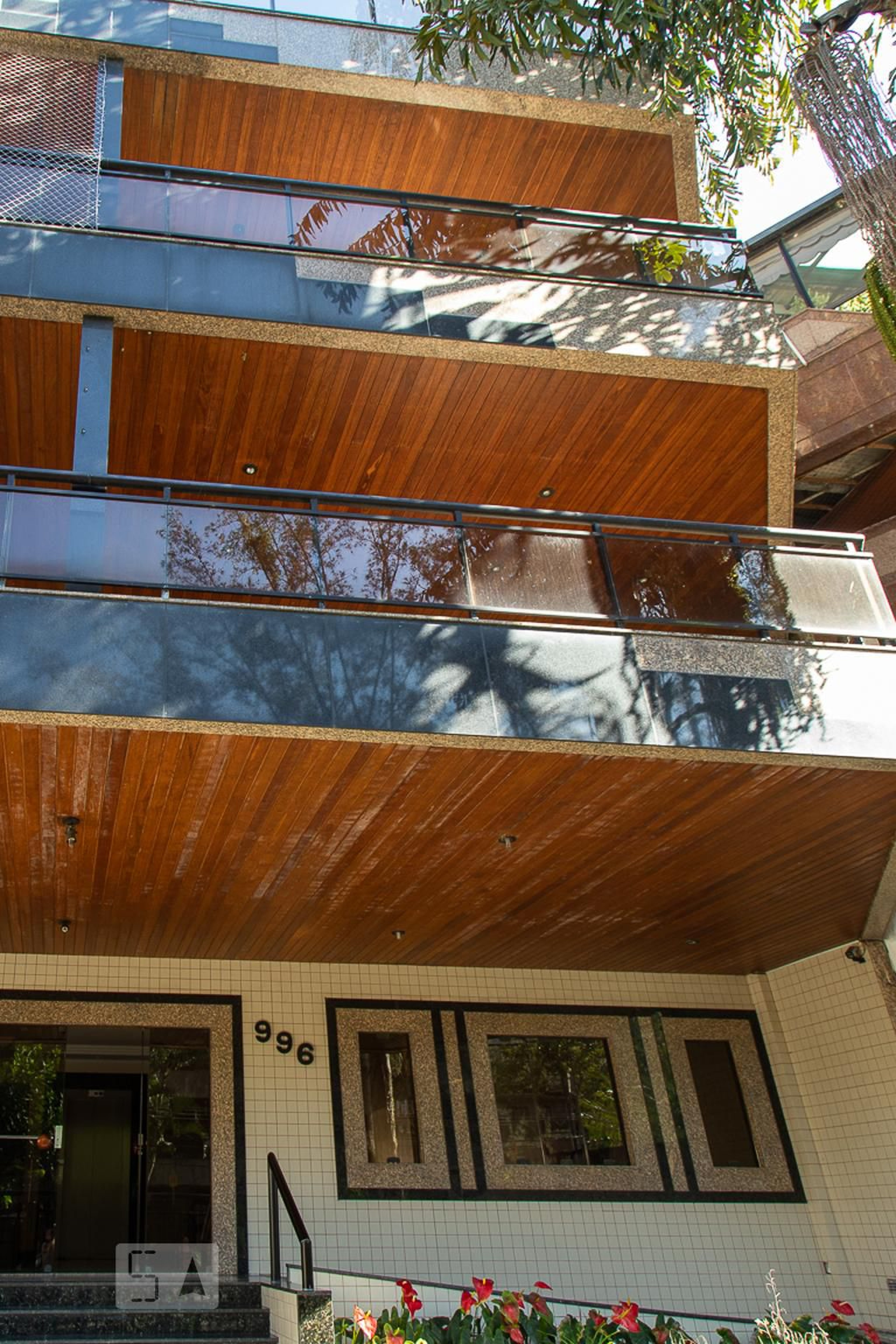 Fachada do prédio Condomínio em Rua Demóstenes Madureira de Pinho, 996