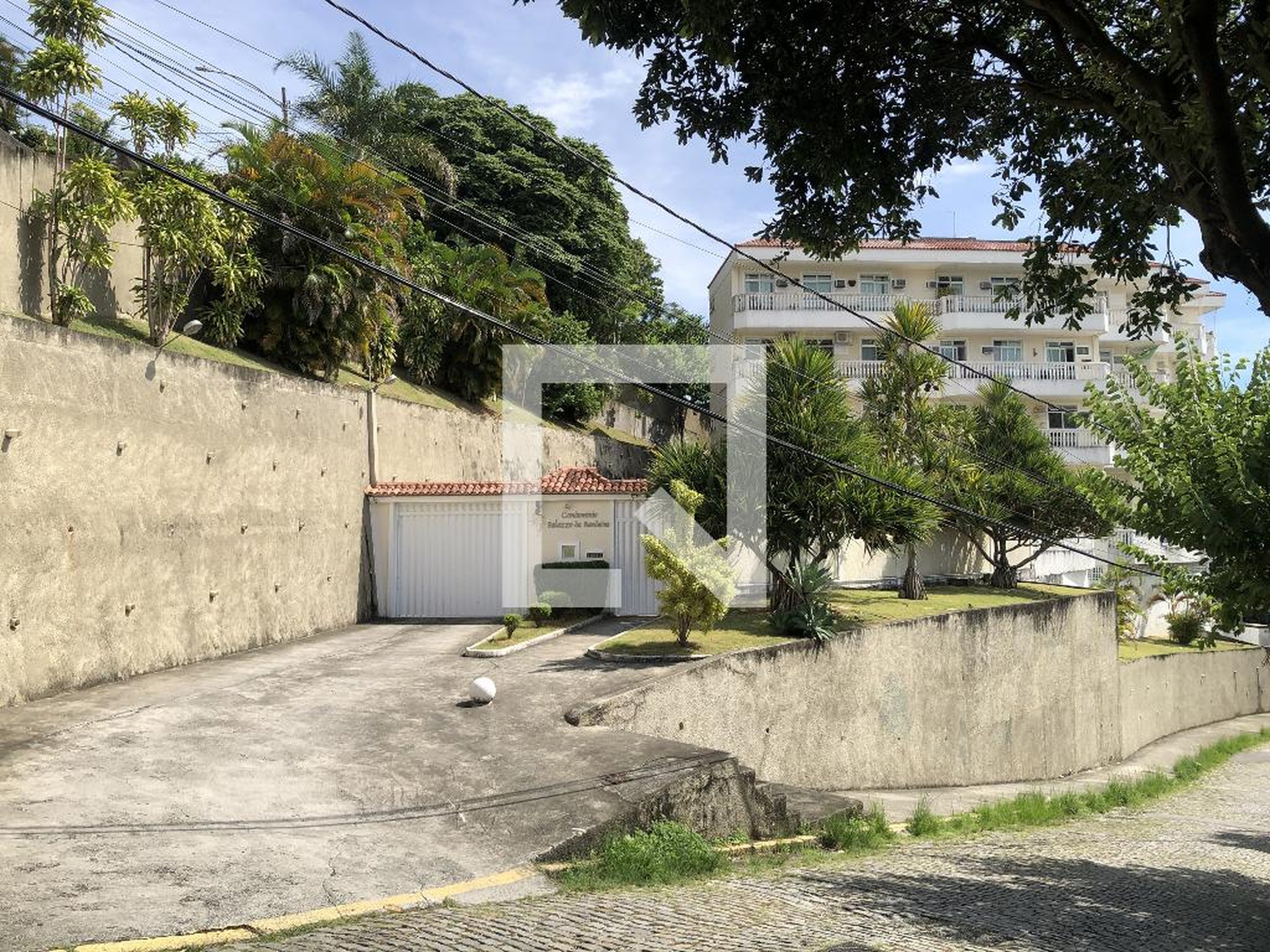Fachada Condomínio em Rua Ambaitinga, 160