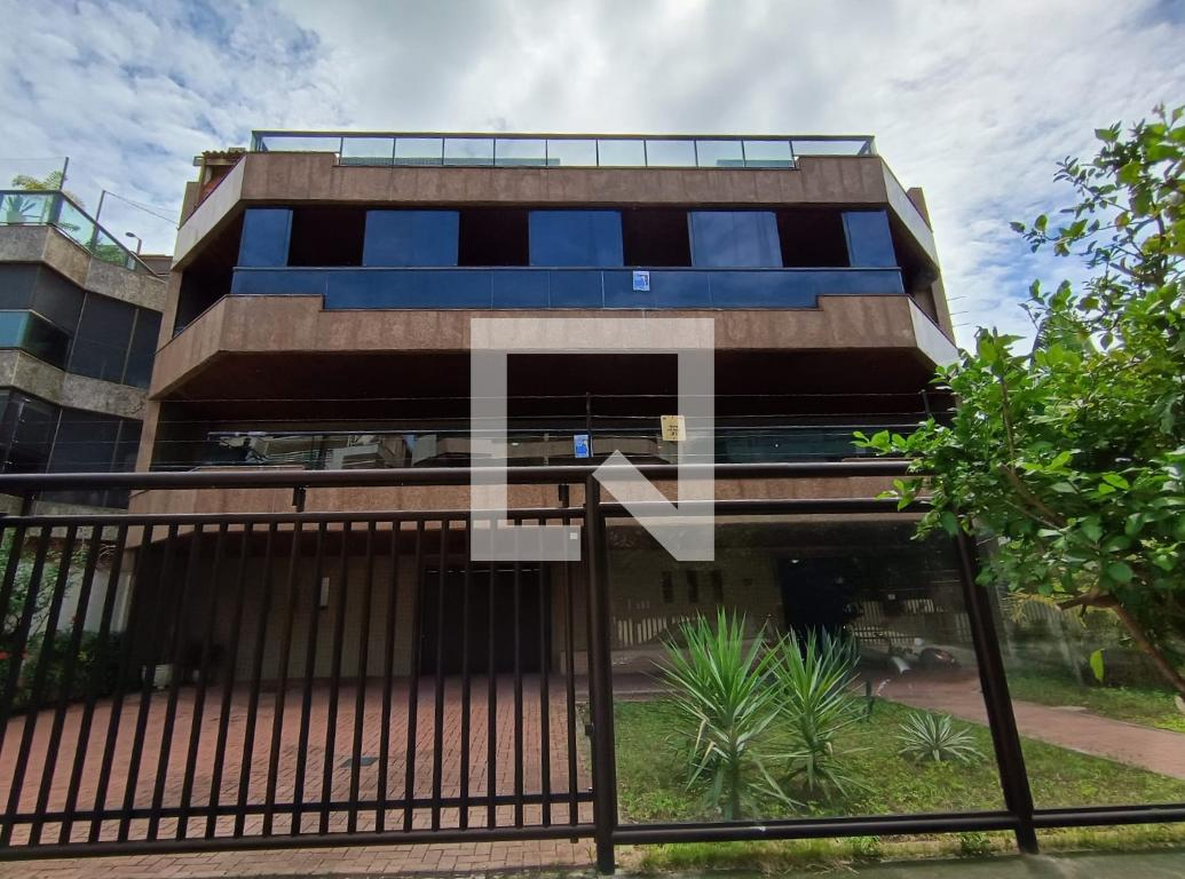 Fachada do Prédio Condomínio em Rua Venâncio Veloso, 57