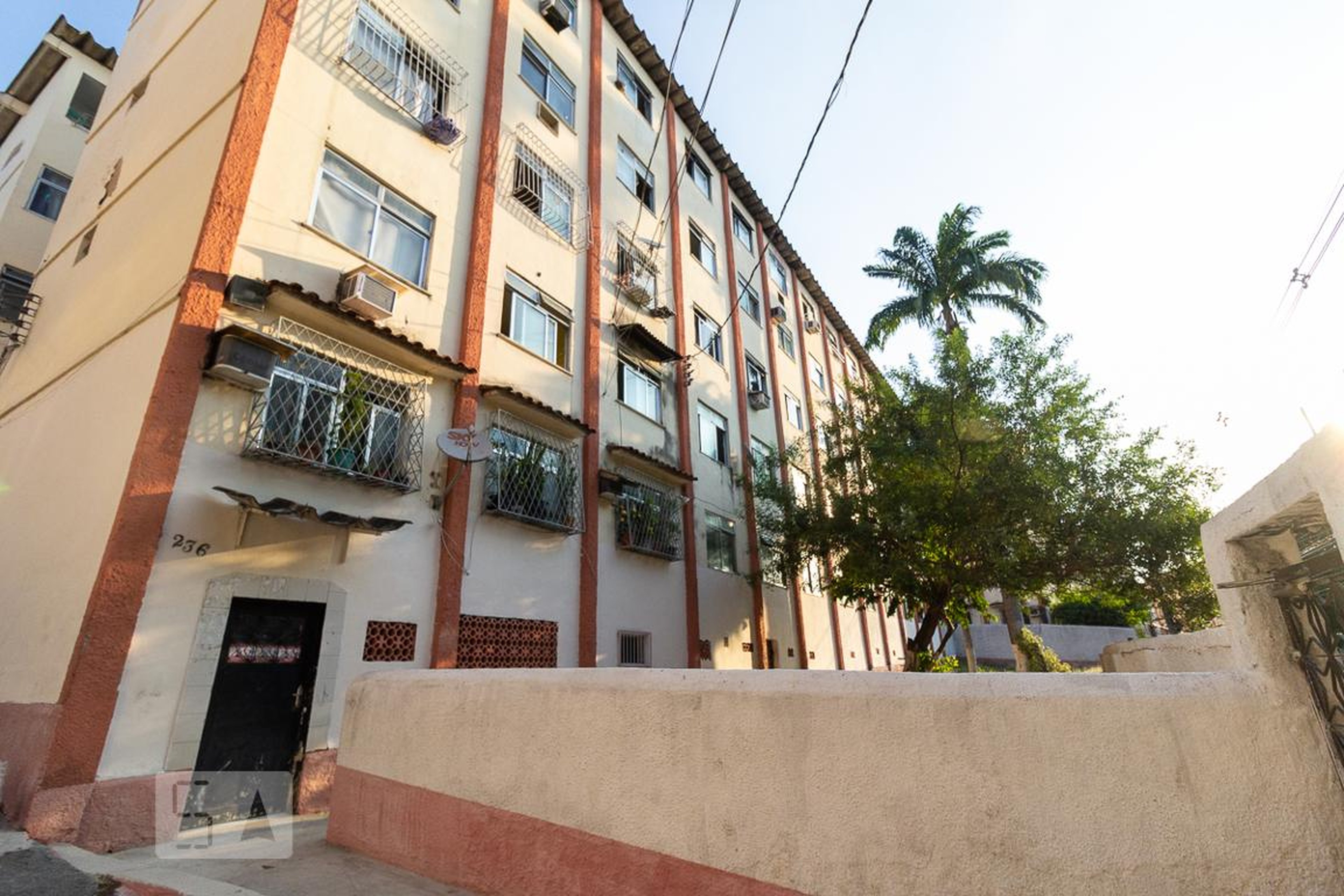 Fachada Condomínio em Rua Antenor Nascentes, 236