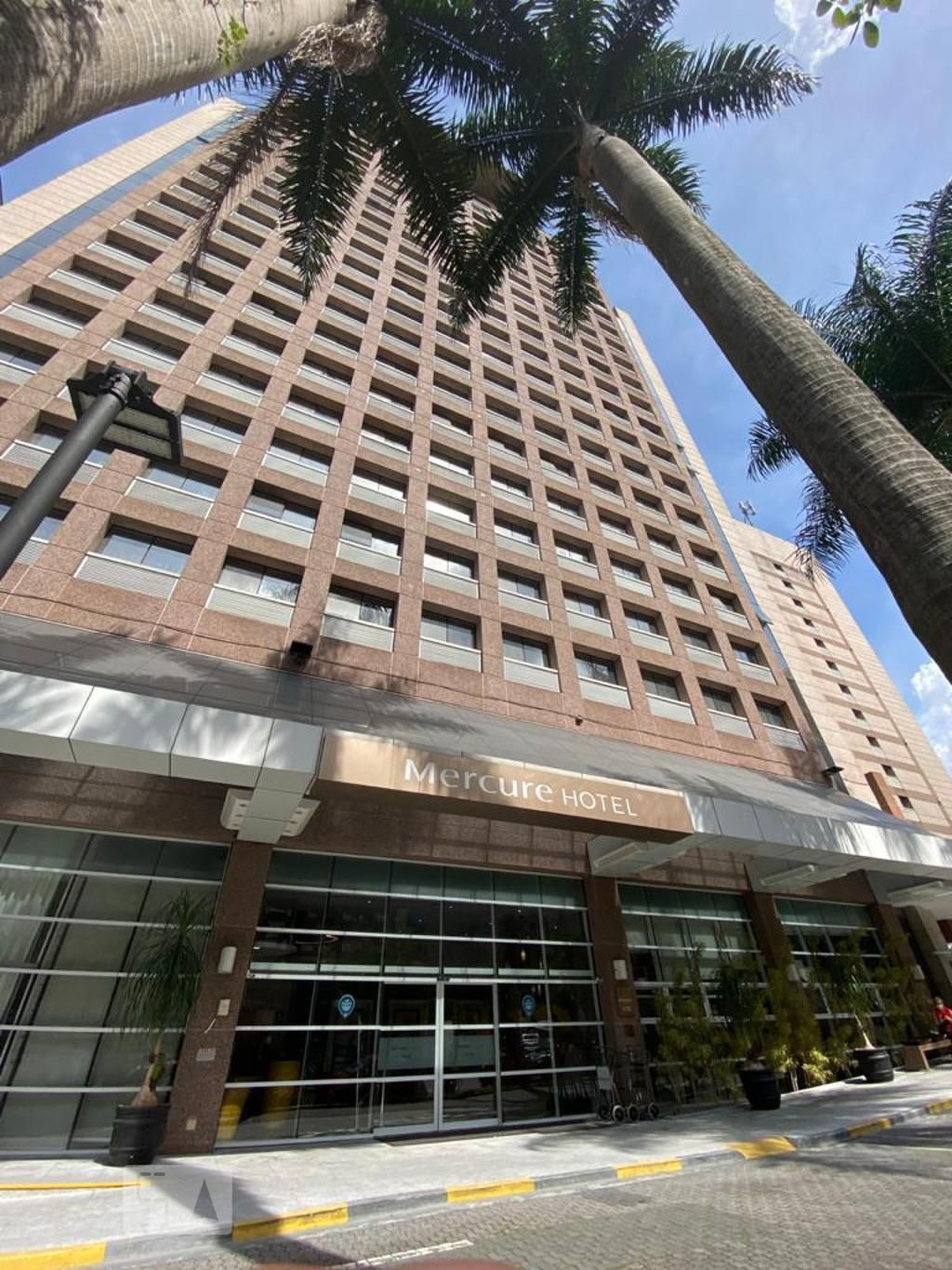 Fachada Condomínio em Rua Maestro Cardim, 402