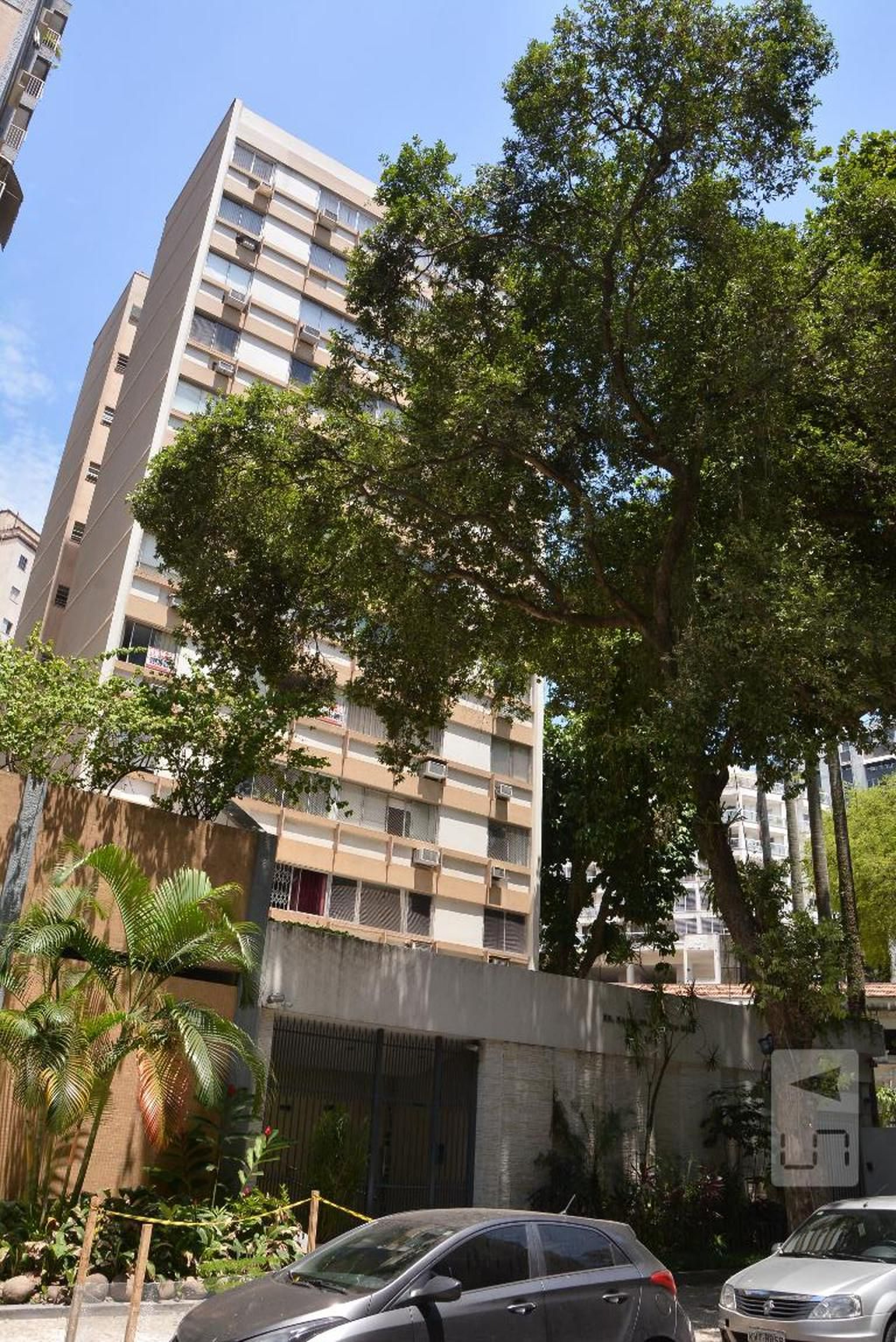 Fachada do Prédio Condomínio em Rua Pereira da Silva, 121