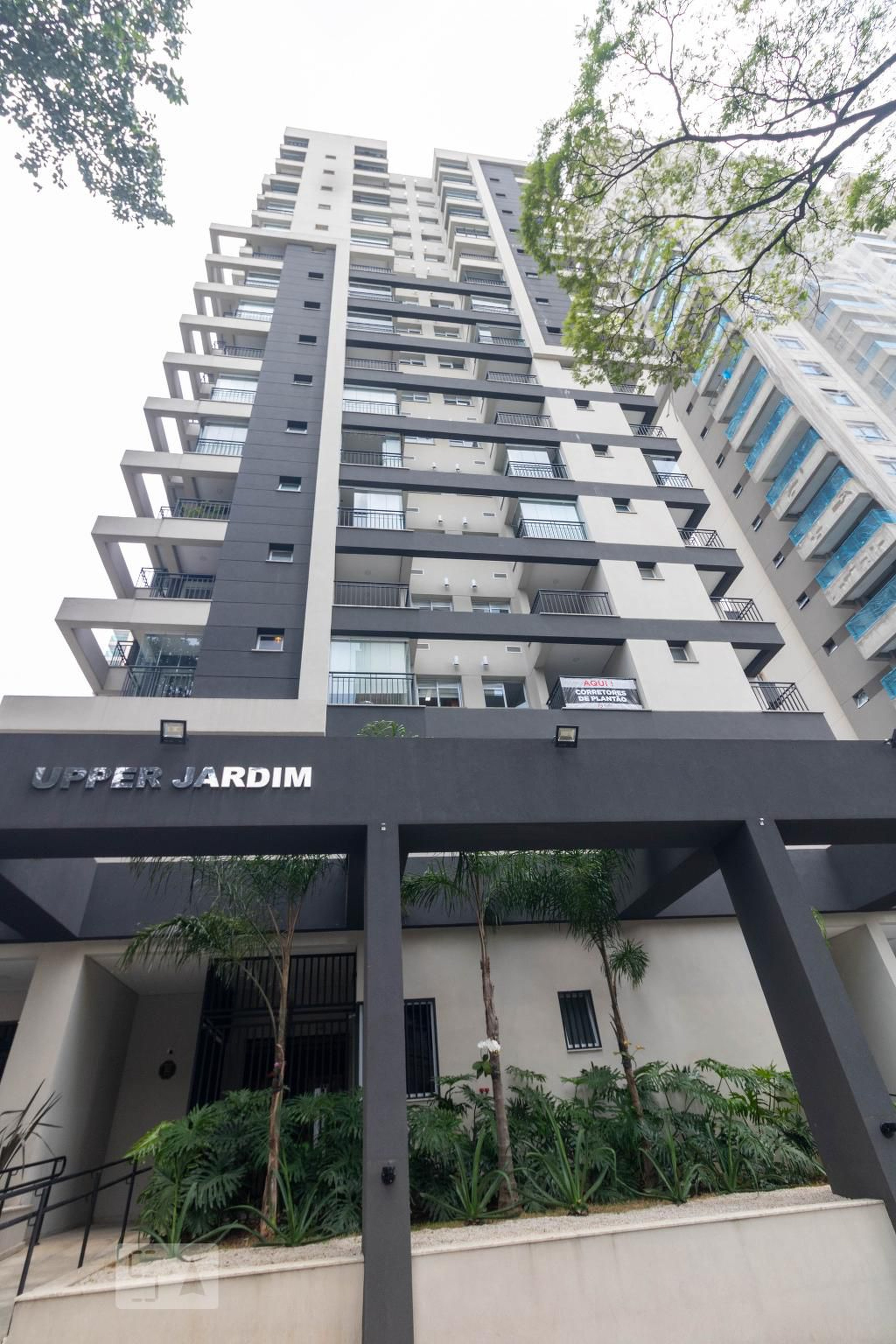 Fachada do Condomínio Condomínio Upper
