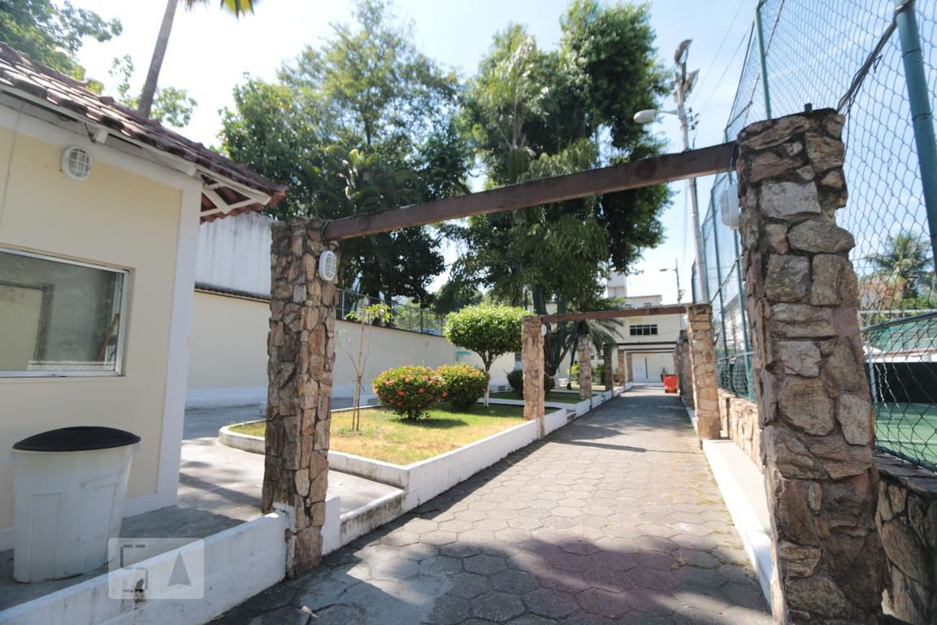 portaria Condomínio em Estrada dos Três Rios 1306, 5