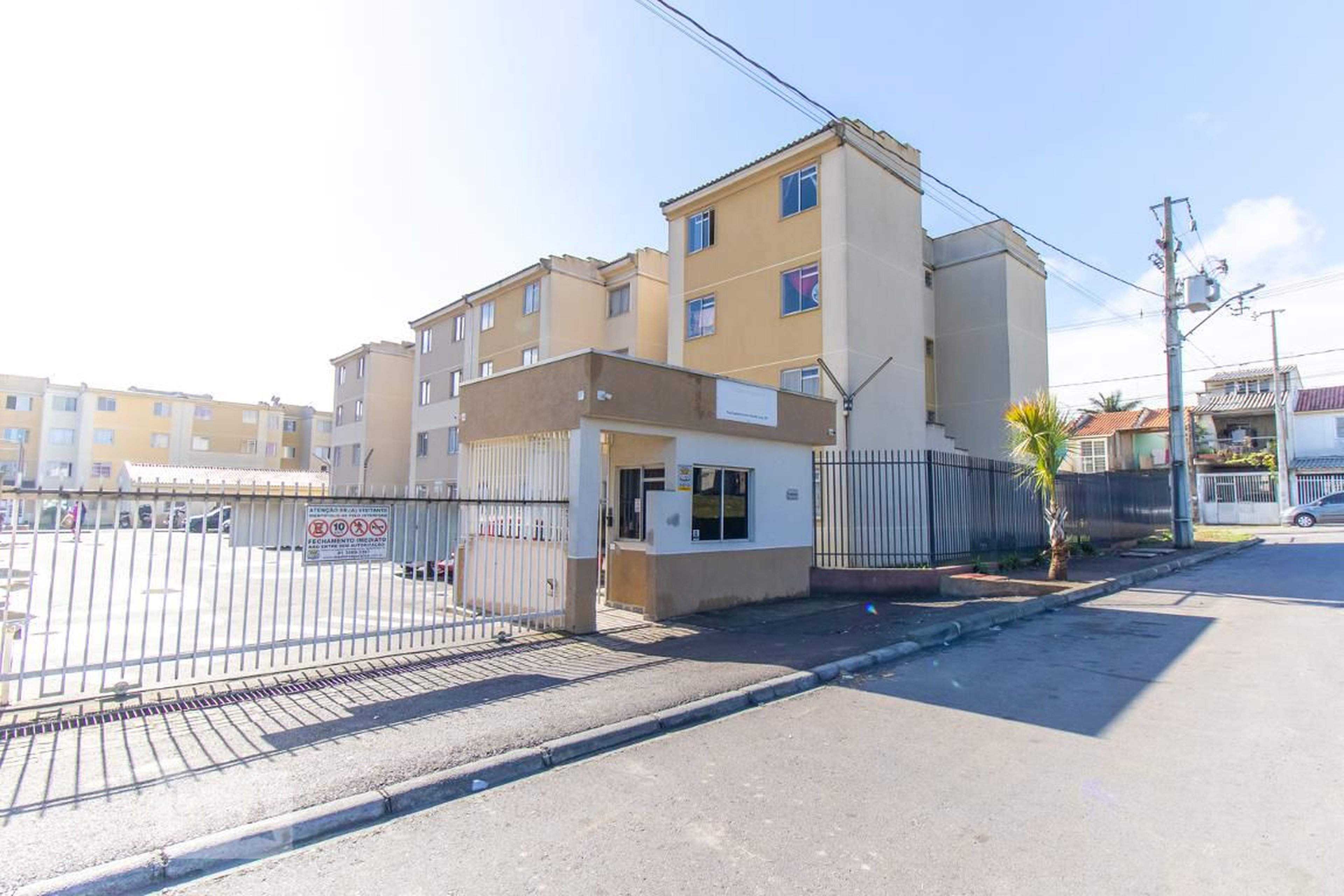 Fachada do Condomínio Condomínio em Rua Expedicionário Claudio Joay, 211