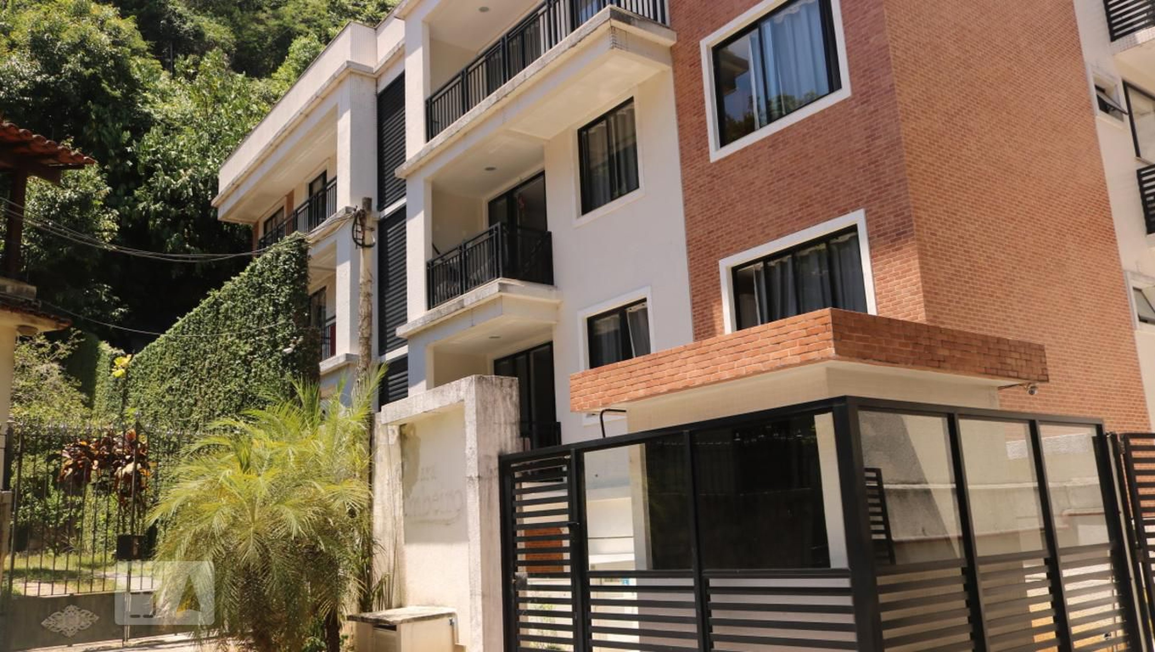 Fachada do Condomínio Edifício Chácara Jambeiro