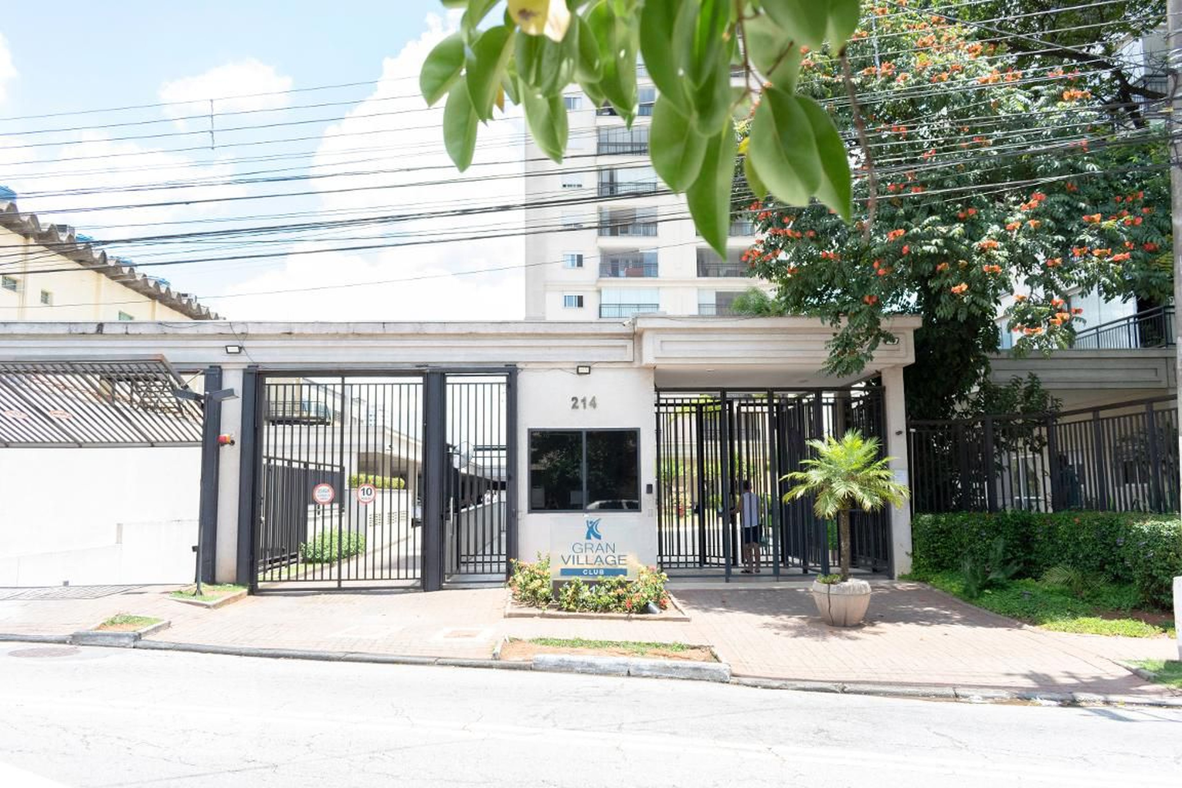 Fachada do Condomínio Condomínio Gran Village Club