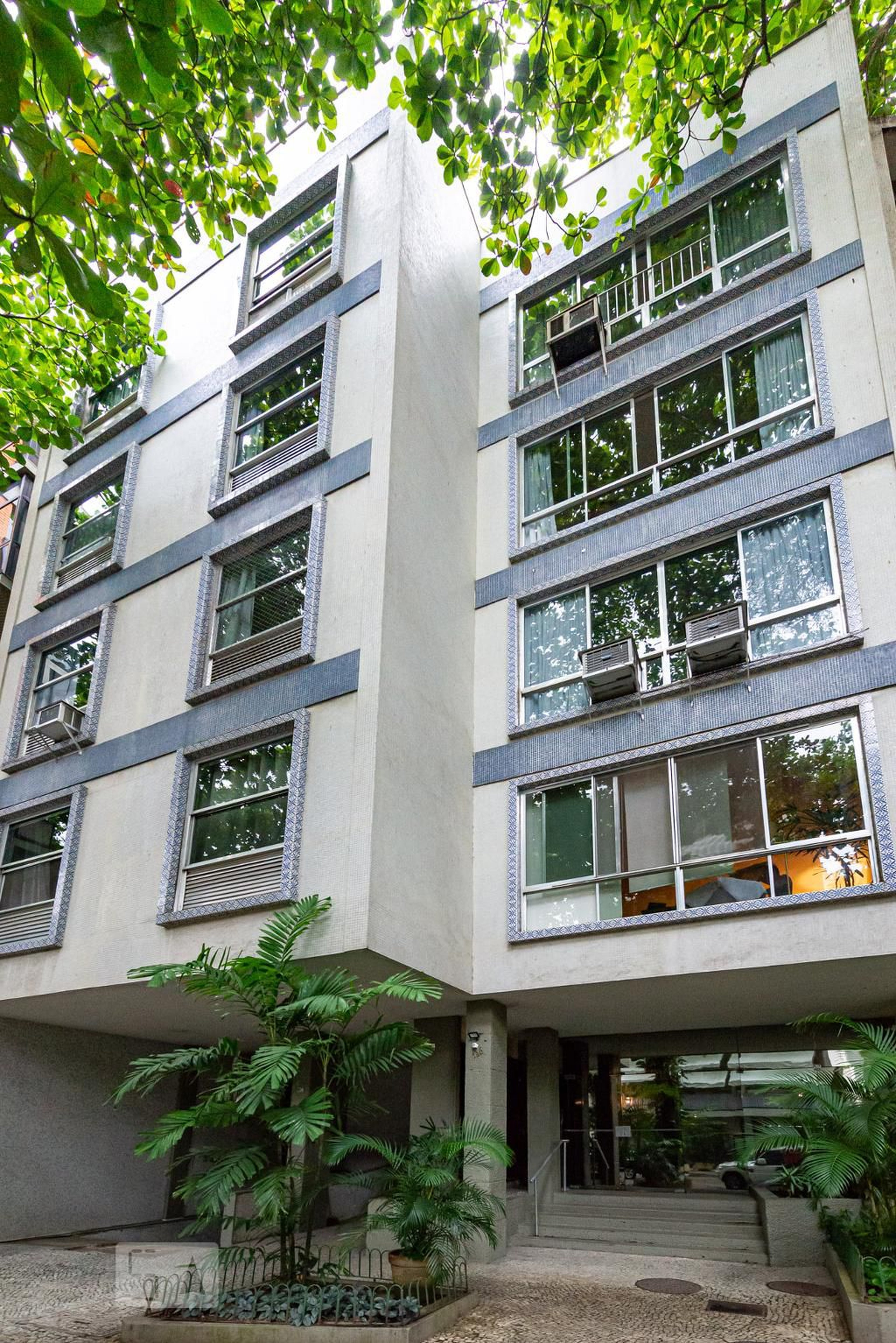 Fachada Condomínio em Rua Almirante Saddock de Sá, 136