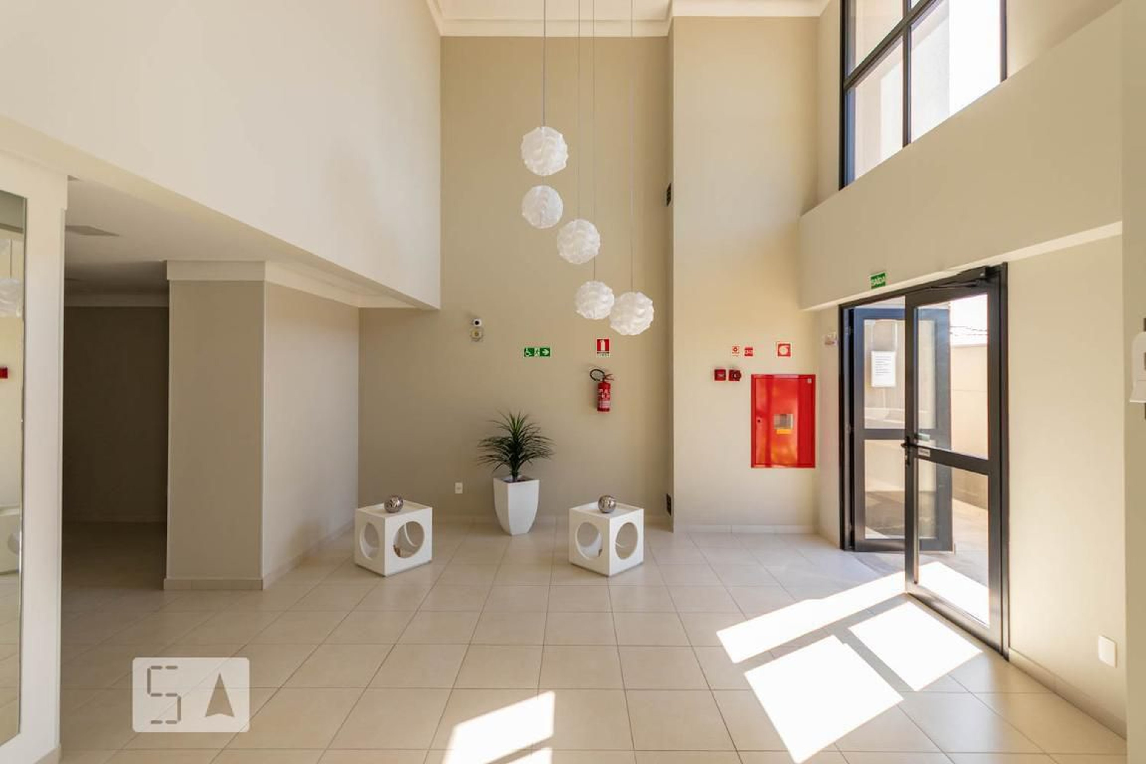 Hall - Praça Ermelino