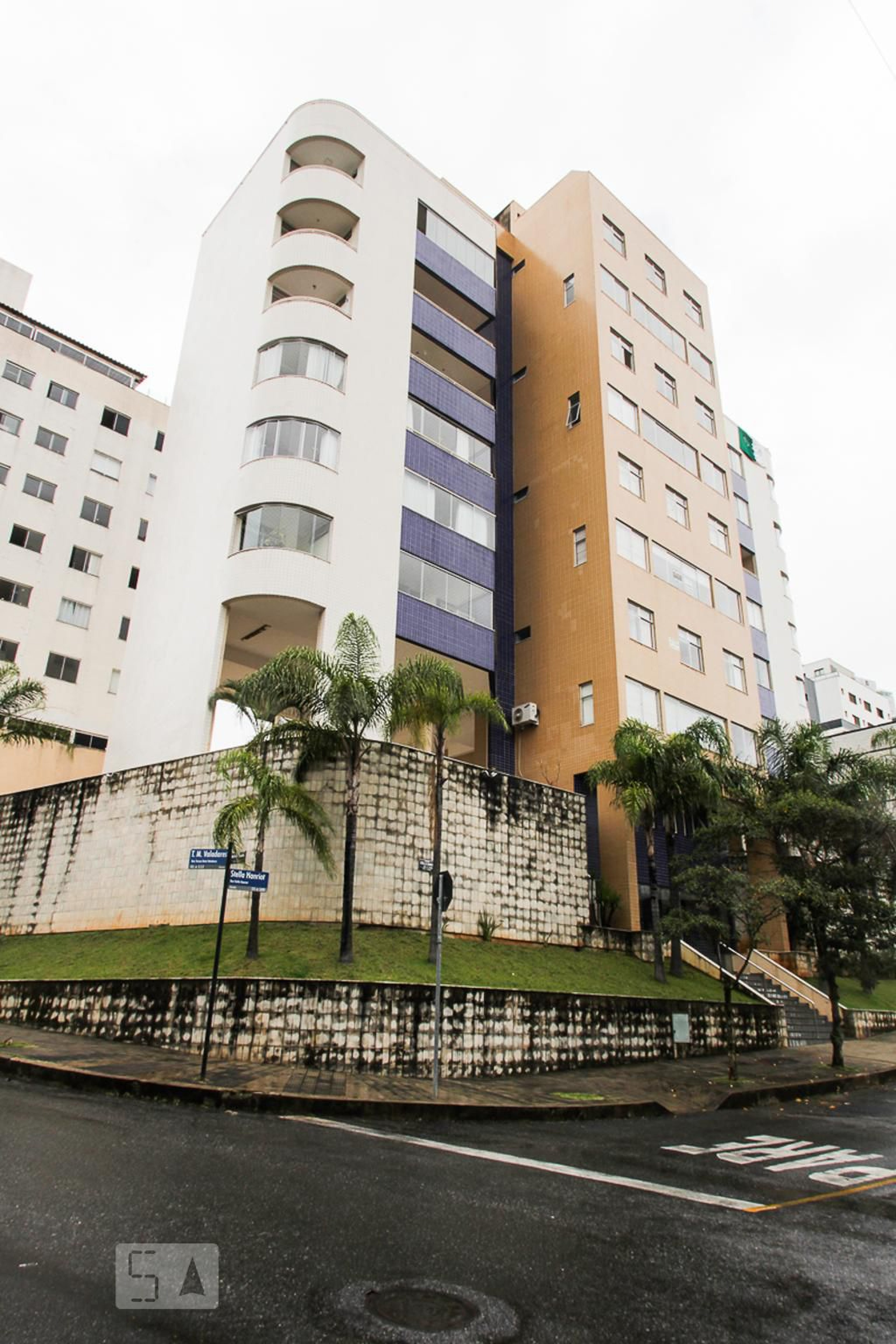 Fachada Condomínio Ed La Reine