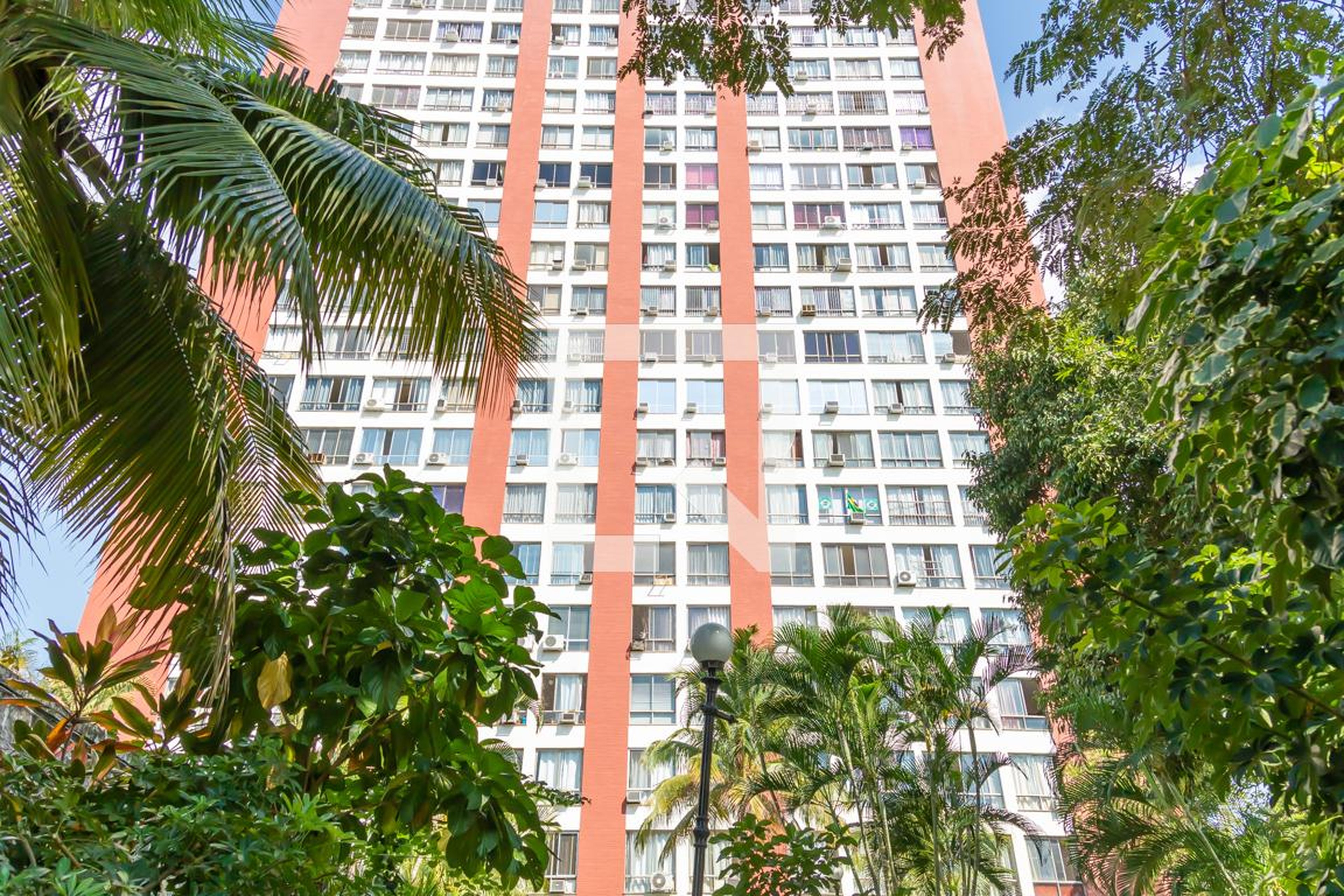 Fachada do Condomínio Condomínio Alhandra